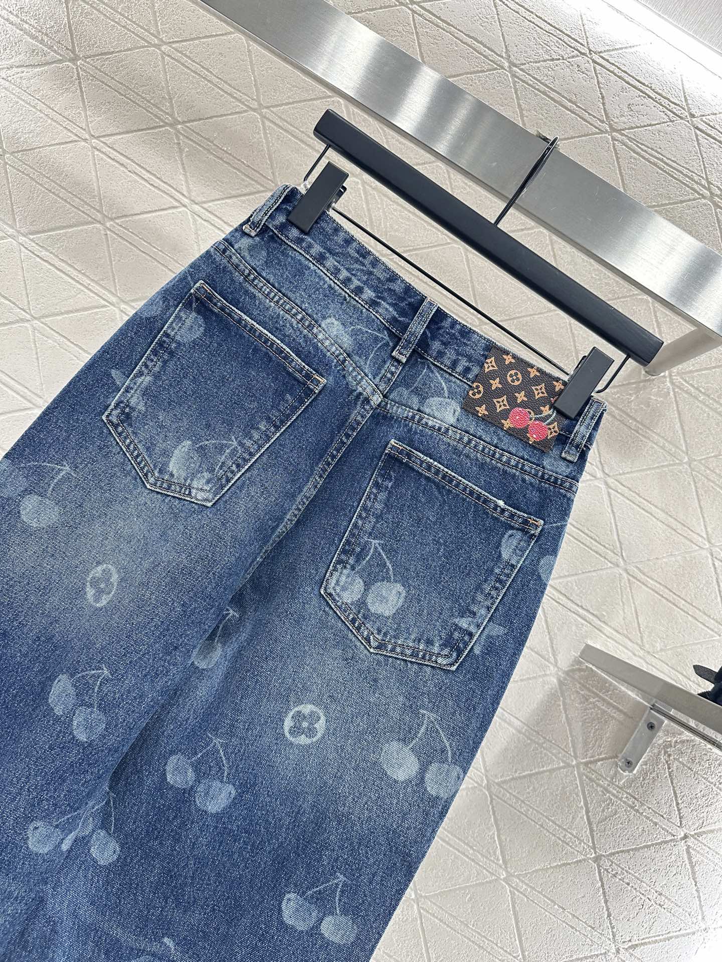 ♥Louis Vuitto*♥2025新品上架
      直筒樱桃激光牛仔长裤
定制YB斜纹棉牛仔材质