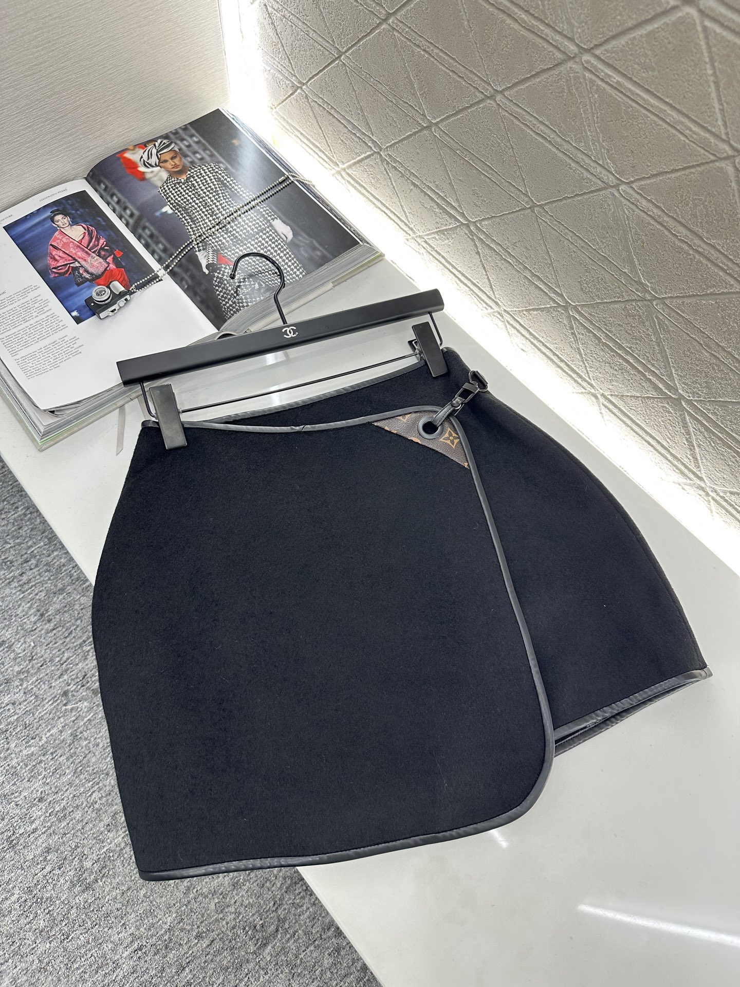 ♥Louis Vuitto*♥2025新品上架
    印花解构披肩外套短裙套装
定制YB羊毛呢材质 舒