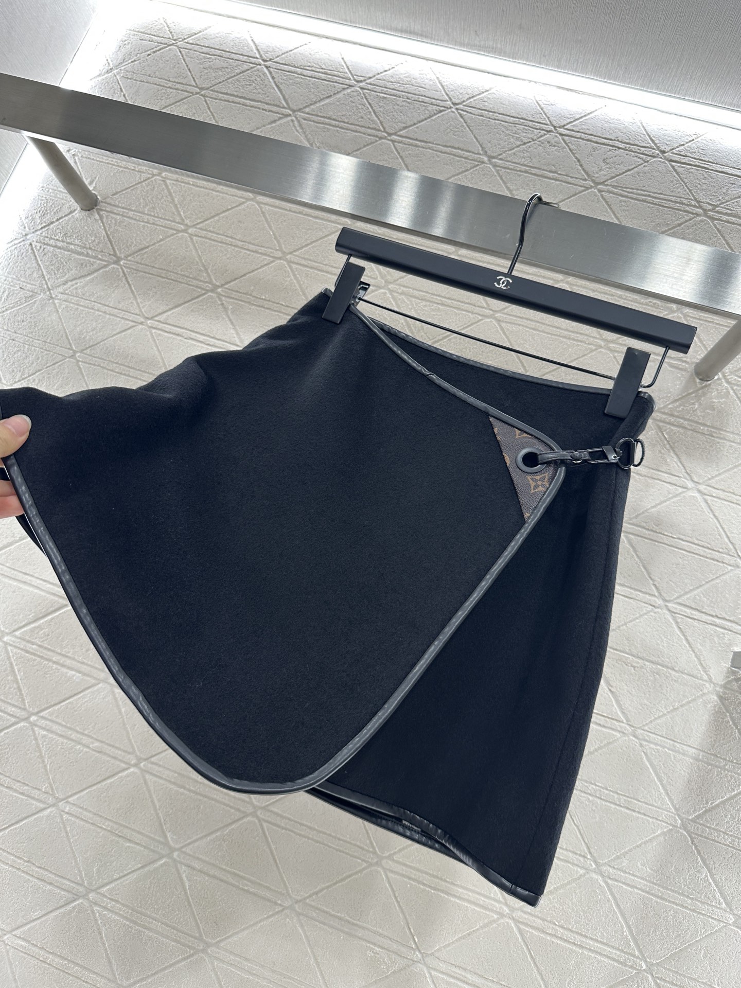 ♥Louis Vuitto*♥2025新品上架
    印花解构披肩外套短裙套装
定制YB羊毛呢材质 舒