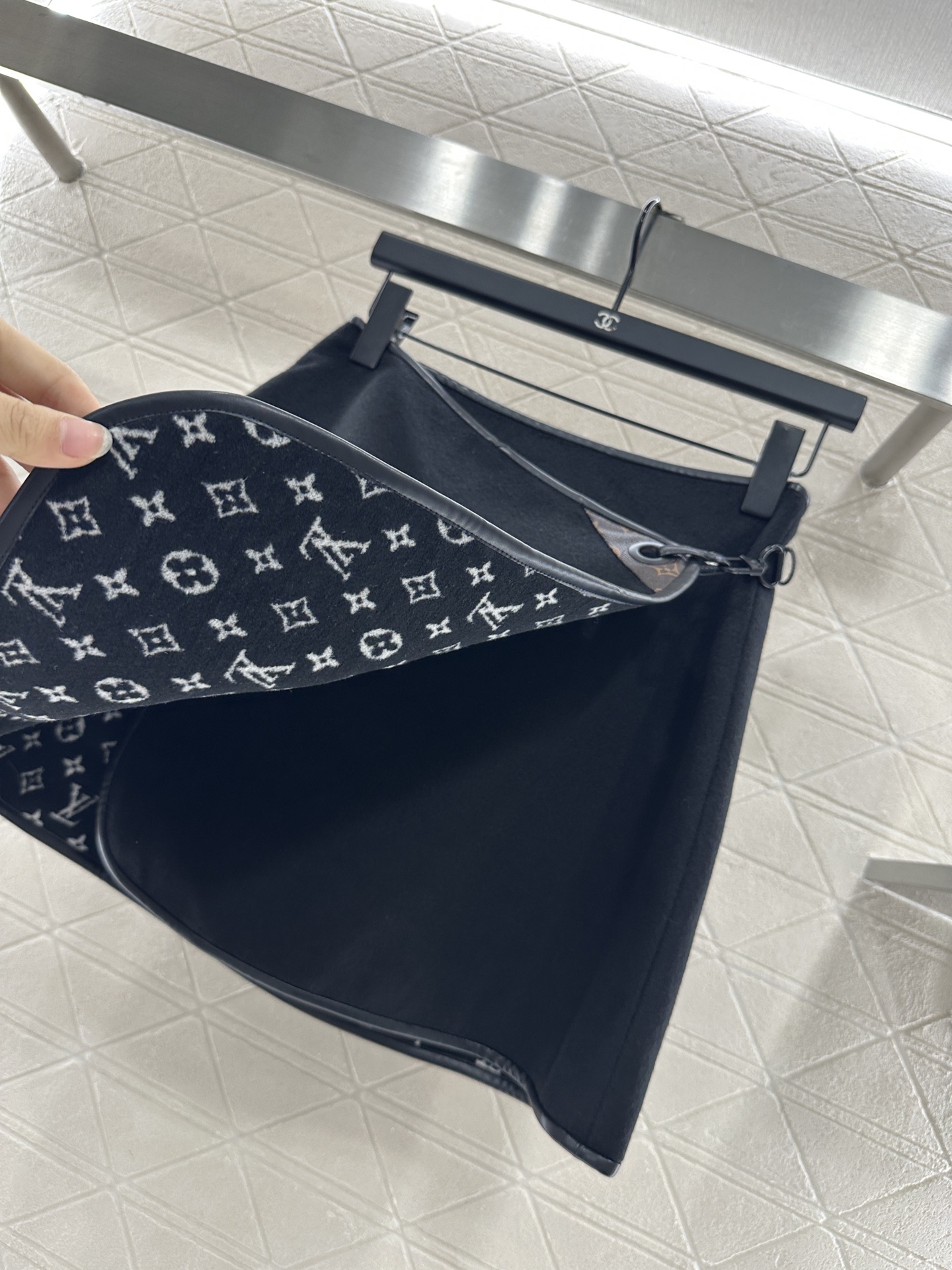 ♥Louis Vuitto*♥2025新品上架
    印花解构披肩外套短裙套装
定制YB羊毛呢材质 舒