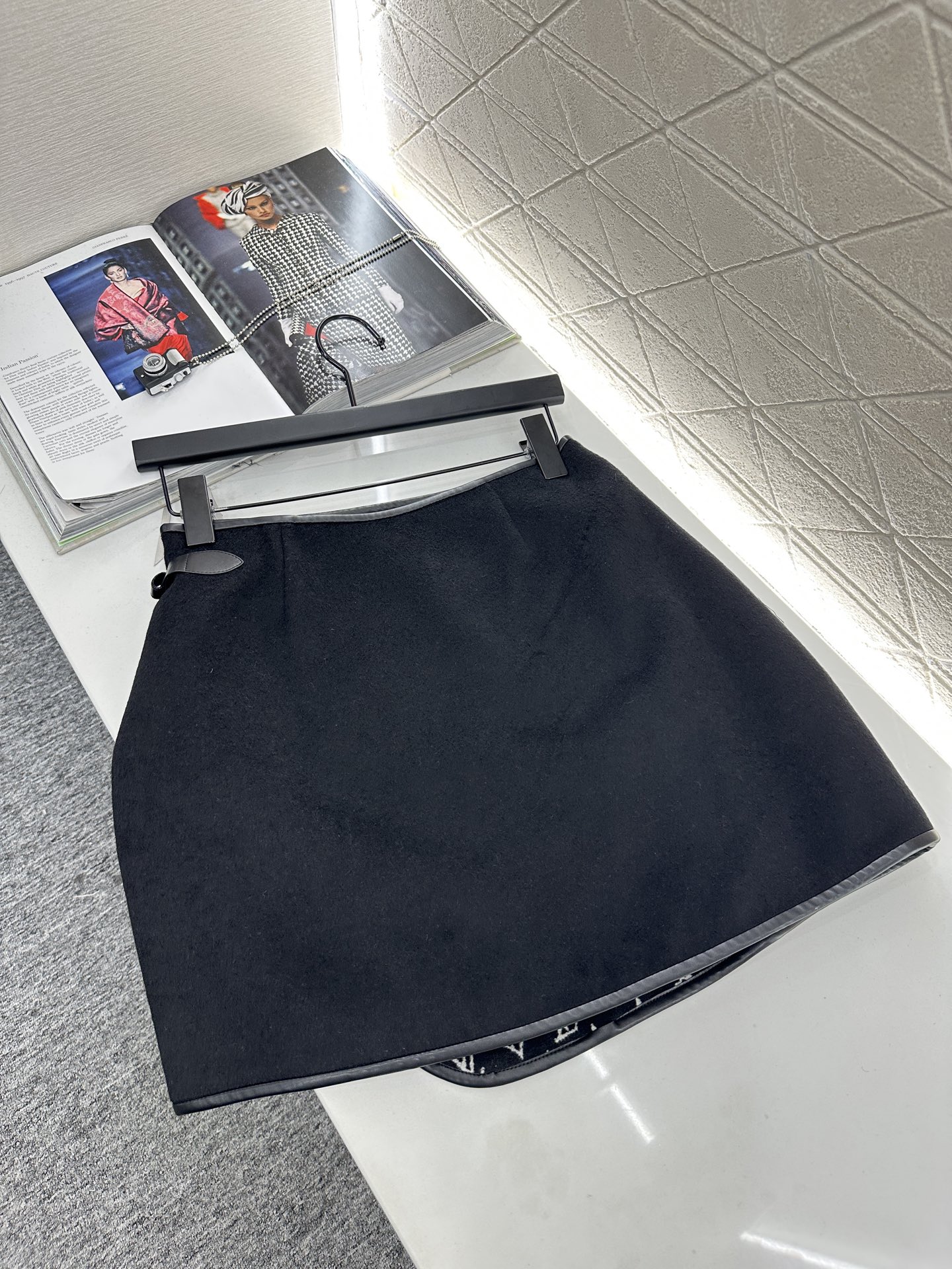 ♥Louis Vuitto*♥2025新品上架
    印花解构披肩外套短裙套装
定制YB羊毛呢材质 舒