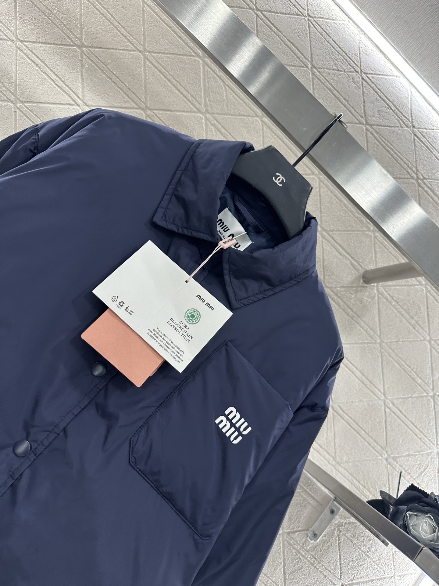 ♥Miumi♥ 2025新品上架
      翻领棉服外套
定制YB进口环保再生尼龙材质 防风防水 质感