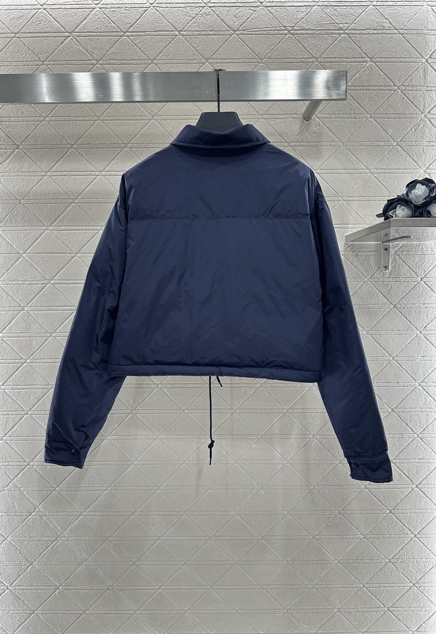 ♥Miumi♥ 2025新品上架
      翻领棉服外套
定制YB进口环保再生尼龙材质 防风防水 质感