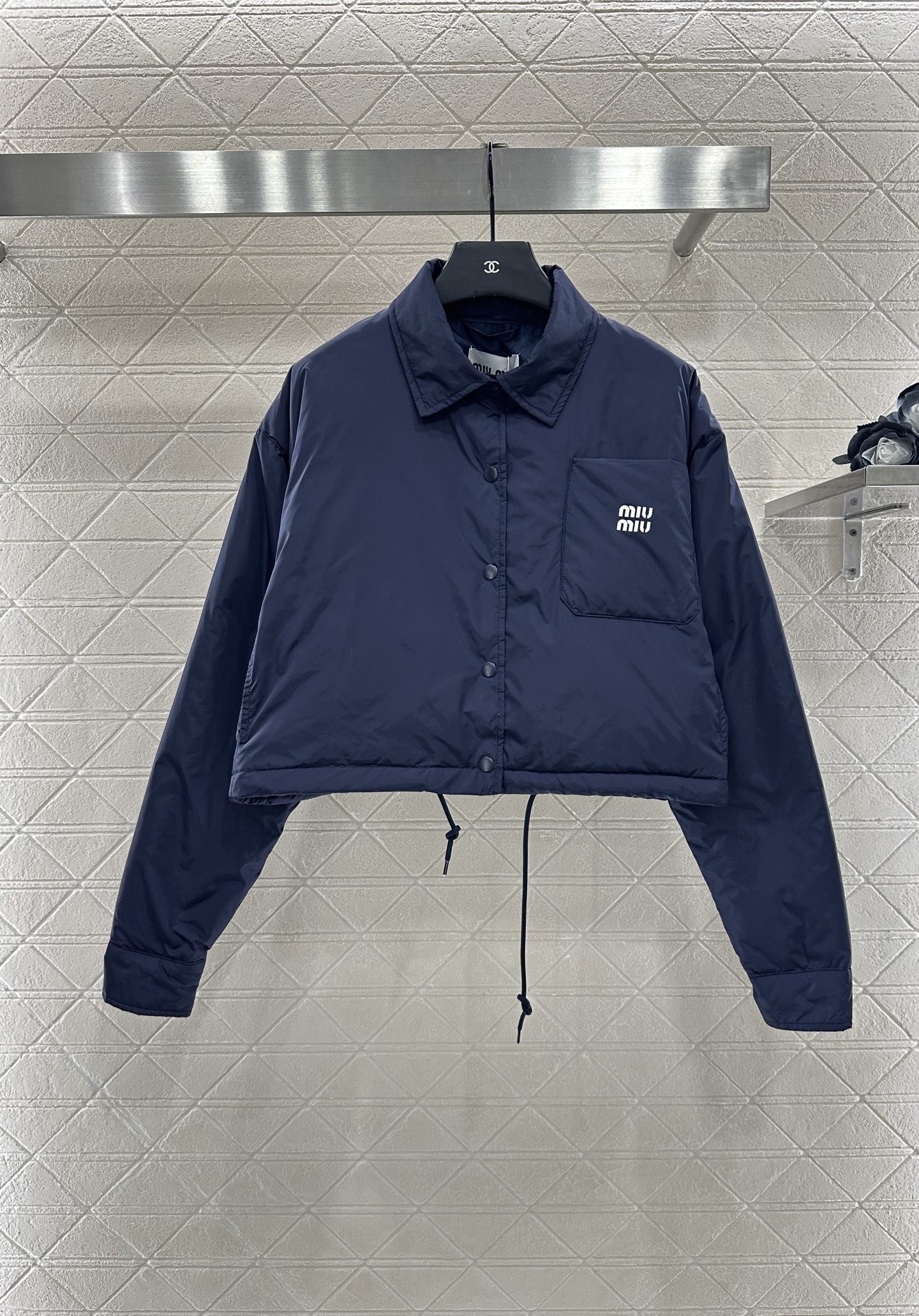 ♥Miumi♥ 2025新品上架
      翻领棉服外套
定制YB进口环保再生尼龙材质 防风防水 质感