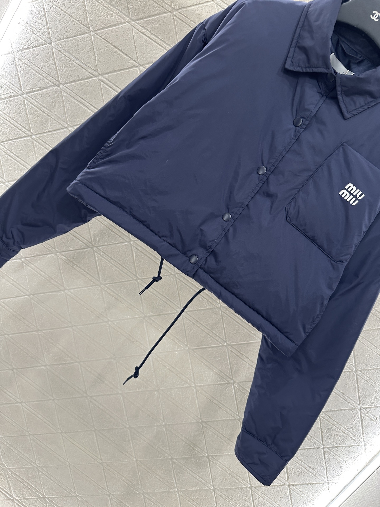 ♥Miumi♥ 2025新品上架
      翻领棉服外套
定制YB进口环保再生尼龙材质 防风防水 质感