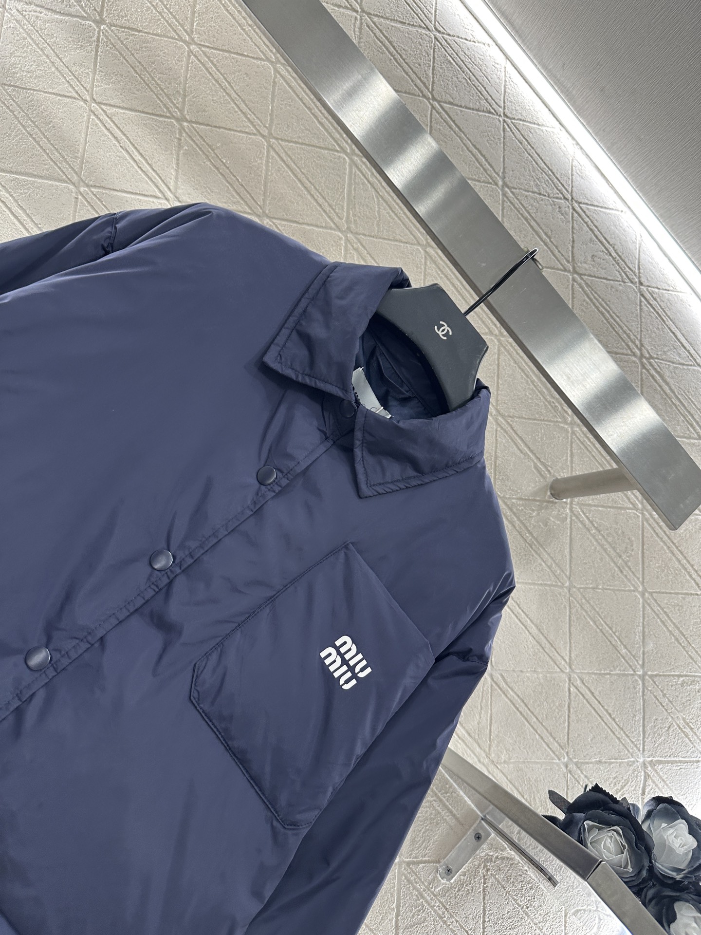 ♥Miumi♥ 2025新品上架
      翻领棉服外套
定制YB进口环保再生尼龙材质 防风防水 质感