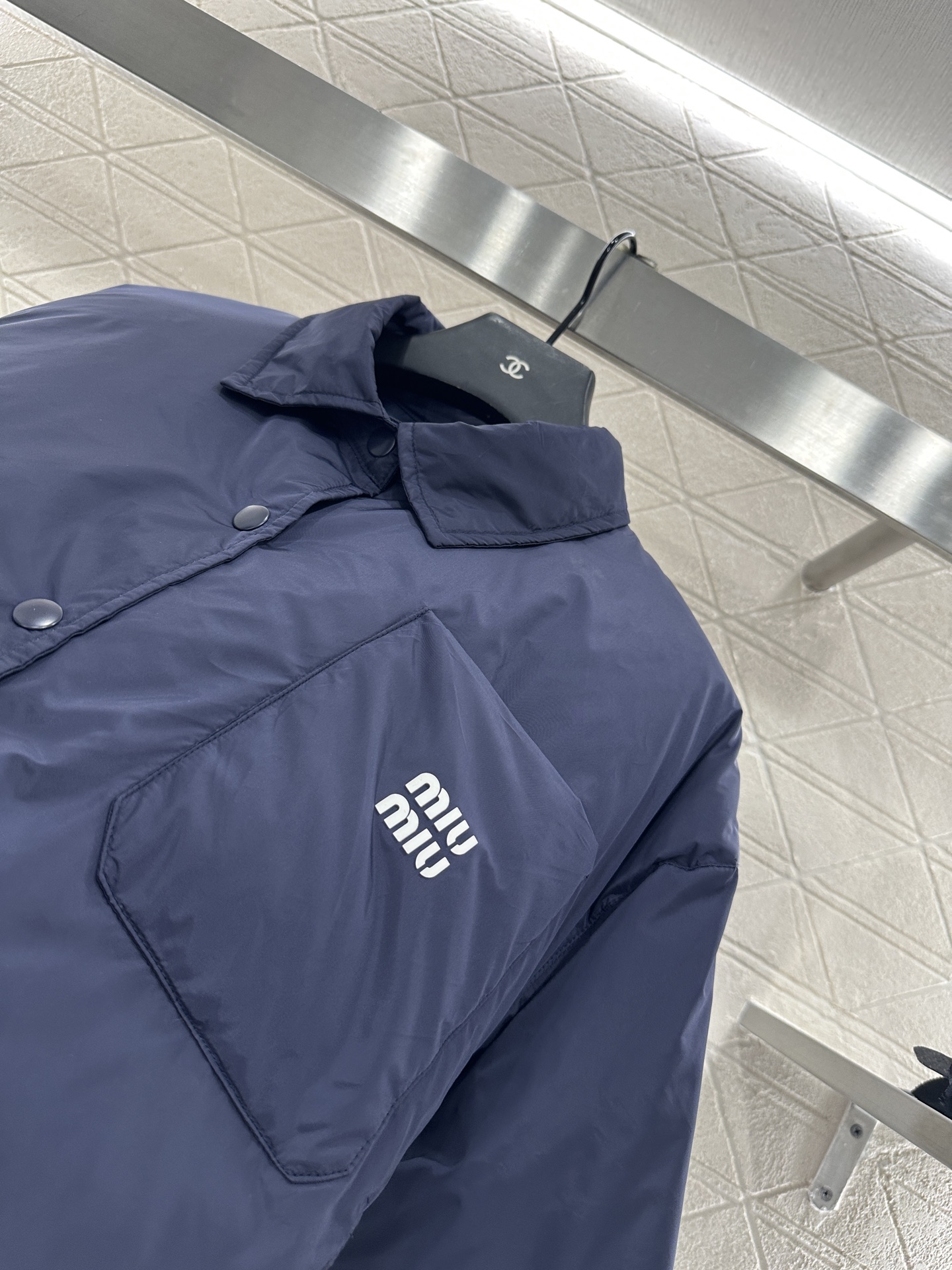 ♥Miumi♥ 2025新品上架
      翻领棉服外套
定制YB进口环保再生尼龙材质 防风防水 质感