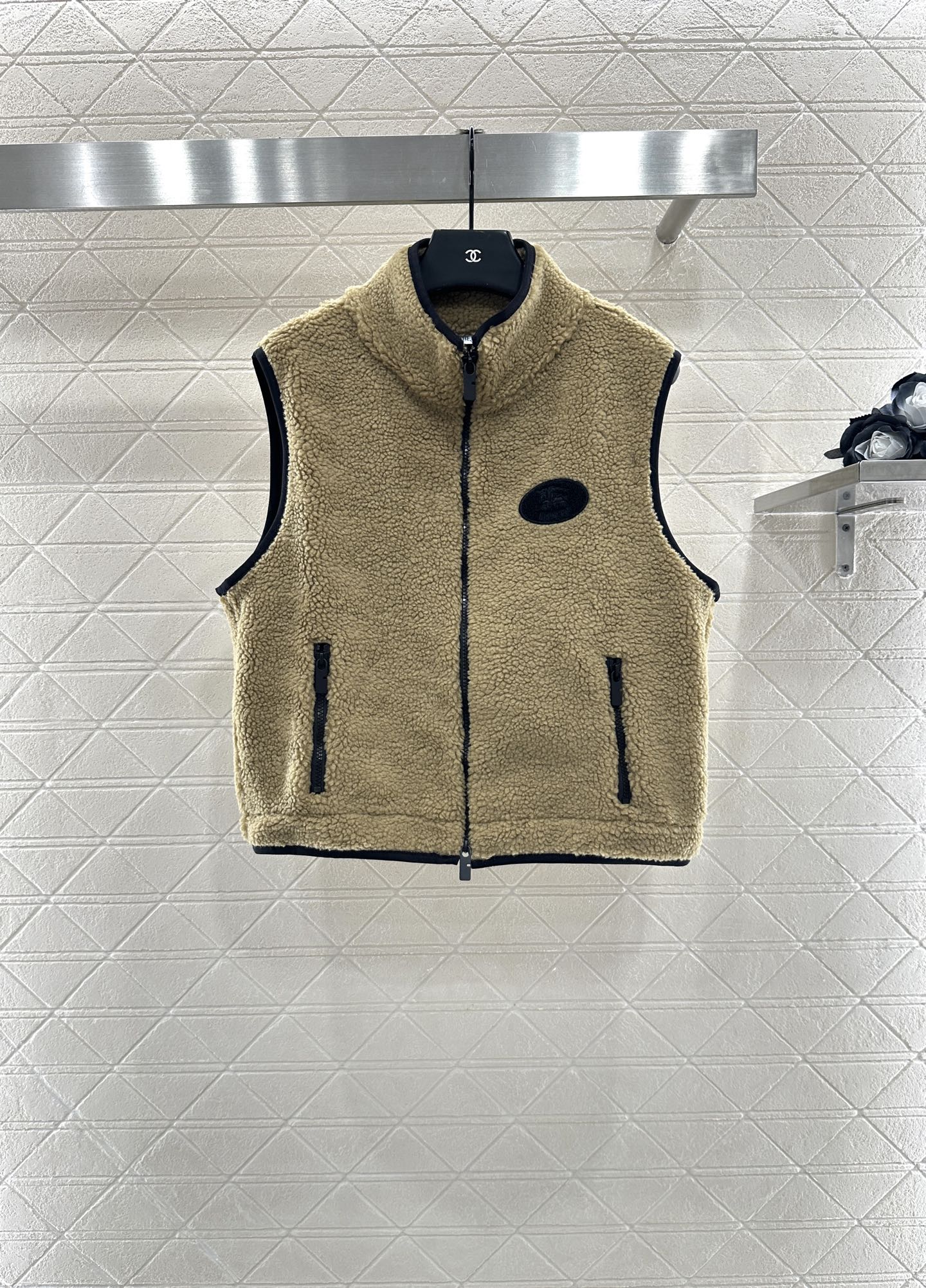 ♥BBR♥2025新品上架
   泰迪毛绒拉链马甲
通体饰以泰迪毛绒材质 质感柔软舒适 时髦洋气 立领马