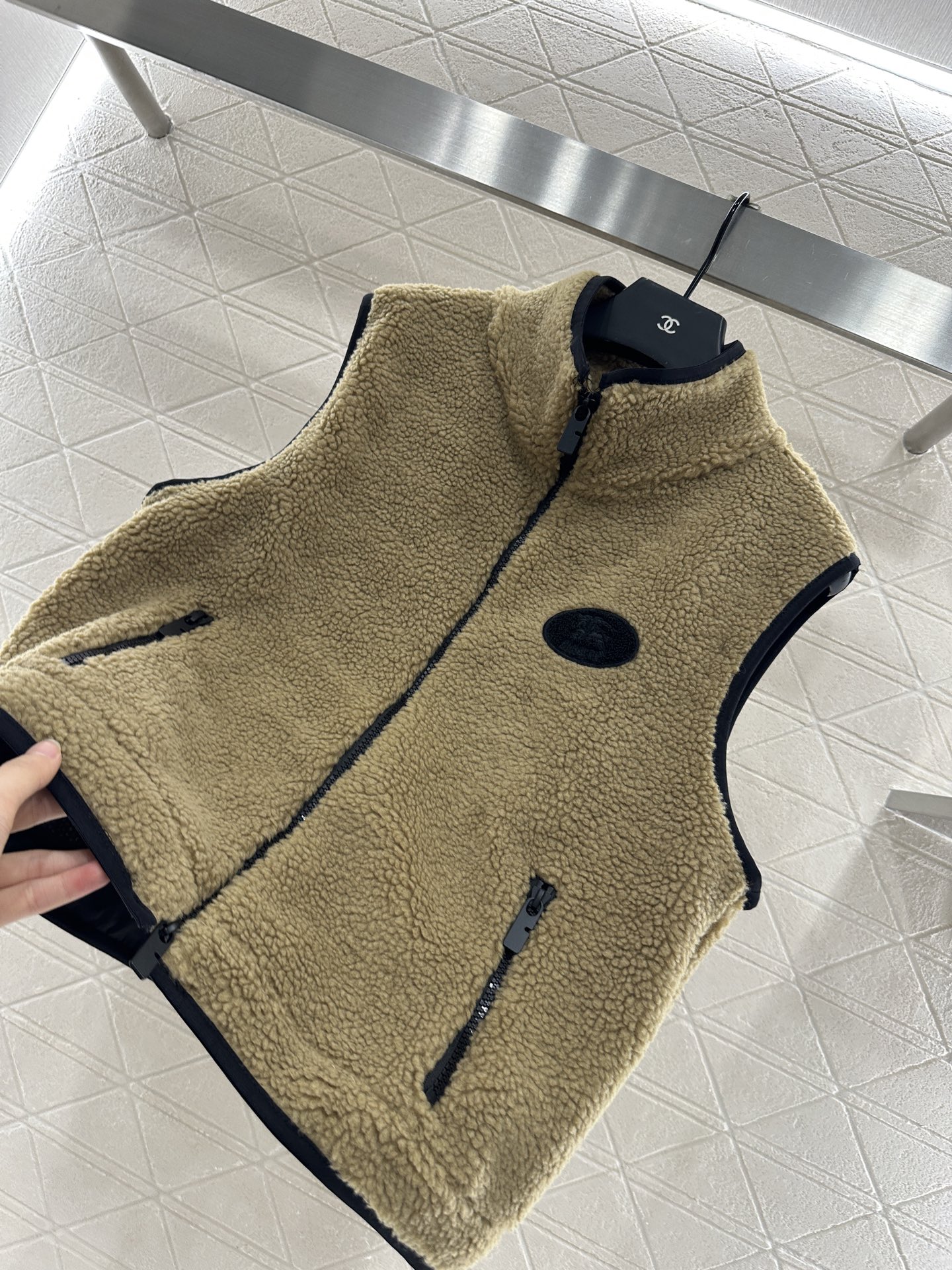 ♥BBR♥2025新品上架
   泰迪毛绒拉链马甲
通体饰以泰迪毛绒材质 质感柔软舒适 时髦洋气 立领马