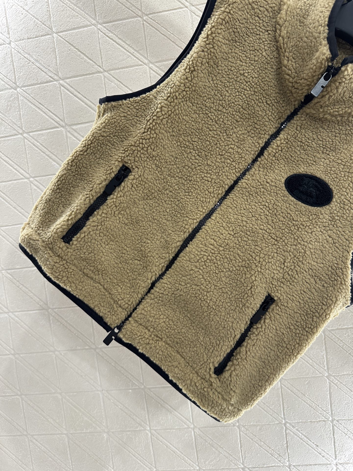 ♥BBR♥2025新品上架
   泰迪毛绒拉链马甲
通体饰以泰迪毛绒材质 质感柔软舒适 时髦洋气 立领马