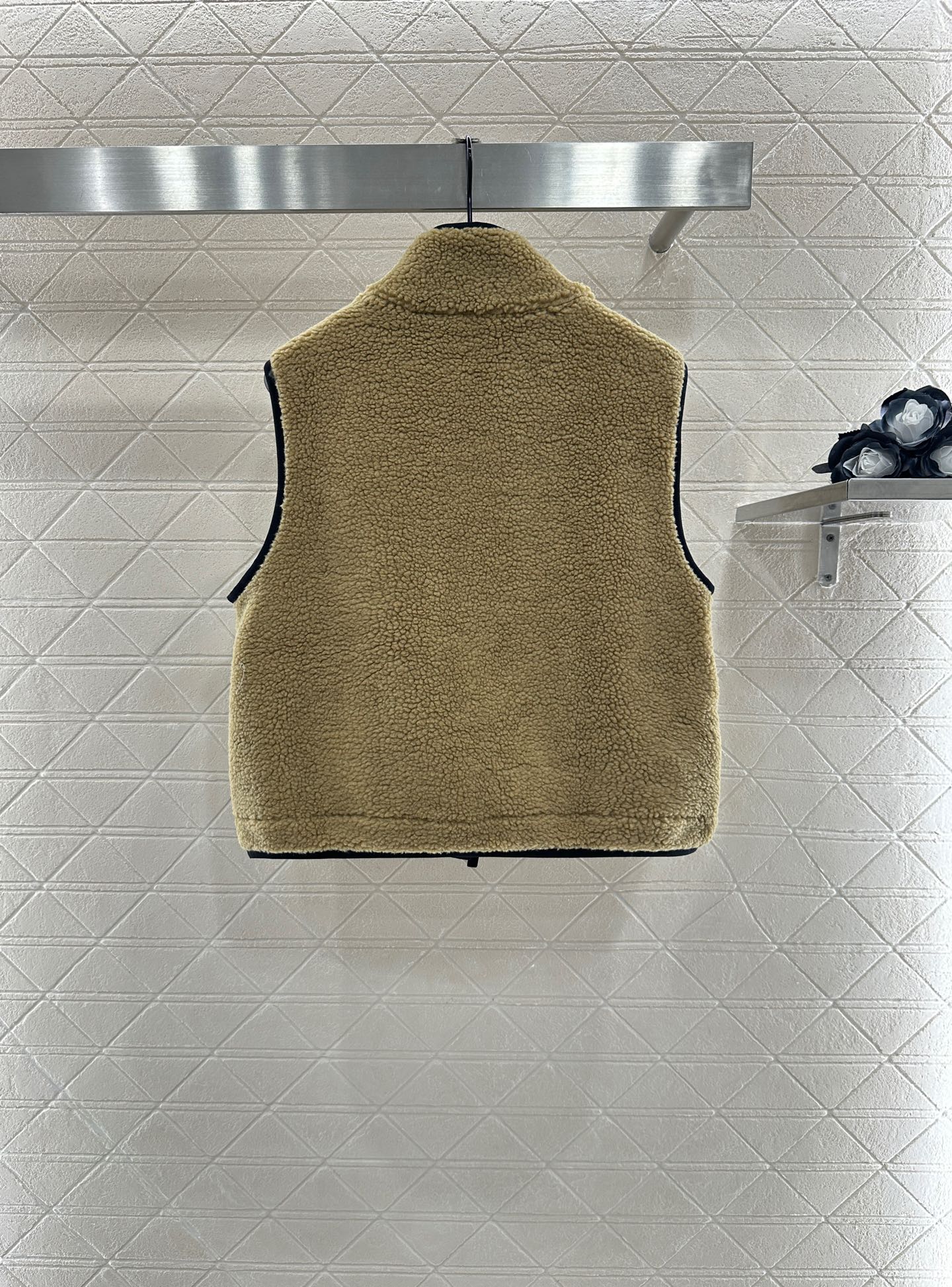 ♥BBR♥2025新品上架
   泰迪毛绒拉链马甲
通体饰以泰迪毛绒材质 质感柔软舒适 时髦洋气 立领马