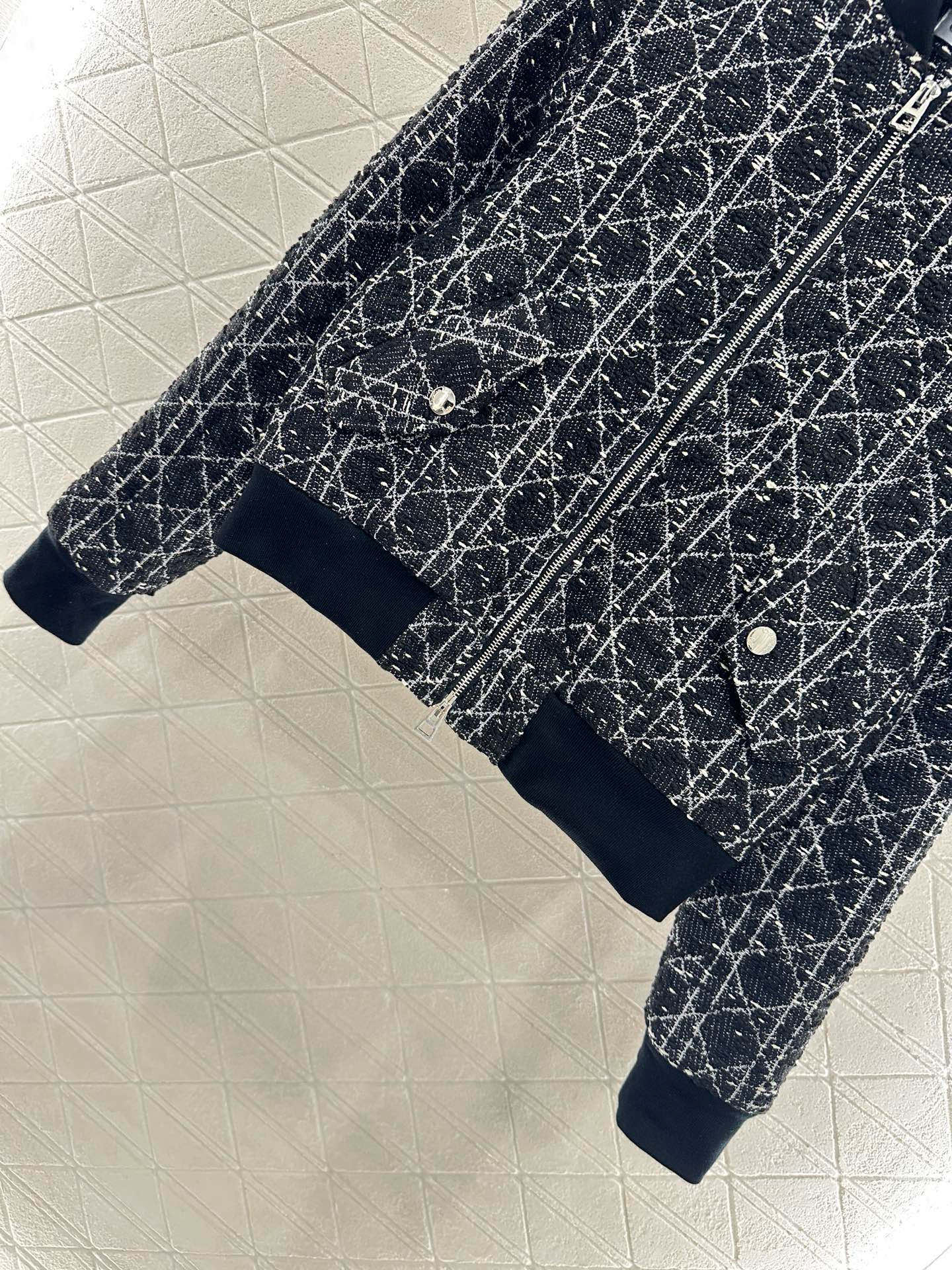 ♥Dio*♥2025新品上架
   藤格纹外套裙裤套装
定制YB棉毛材质 质感高级 品相十足 拉链棒球服