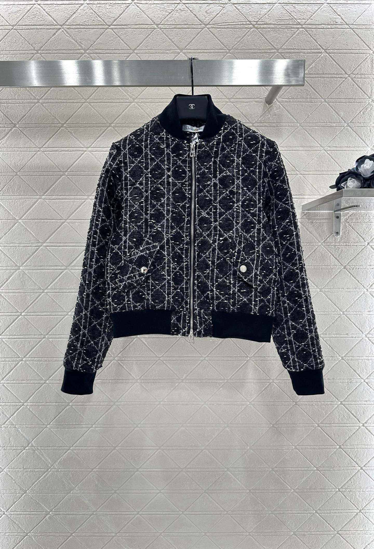 ♥Dio*♥2025新品上架
   藤格纹外套裙裤套装
定制YB棉毛材质 质感高级 品相十足 拉链棒球服