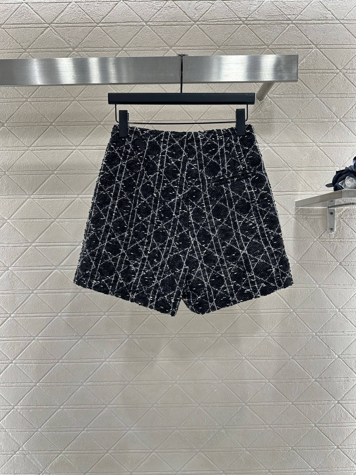 ♥Dio*♥2025新品上架
   藤格纹外套裙裤套装
定制YB棉毛材质 质感高级 品相十足 拉链棒球服