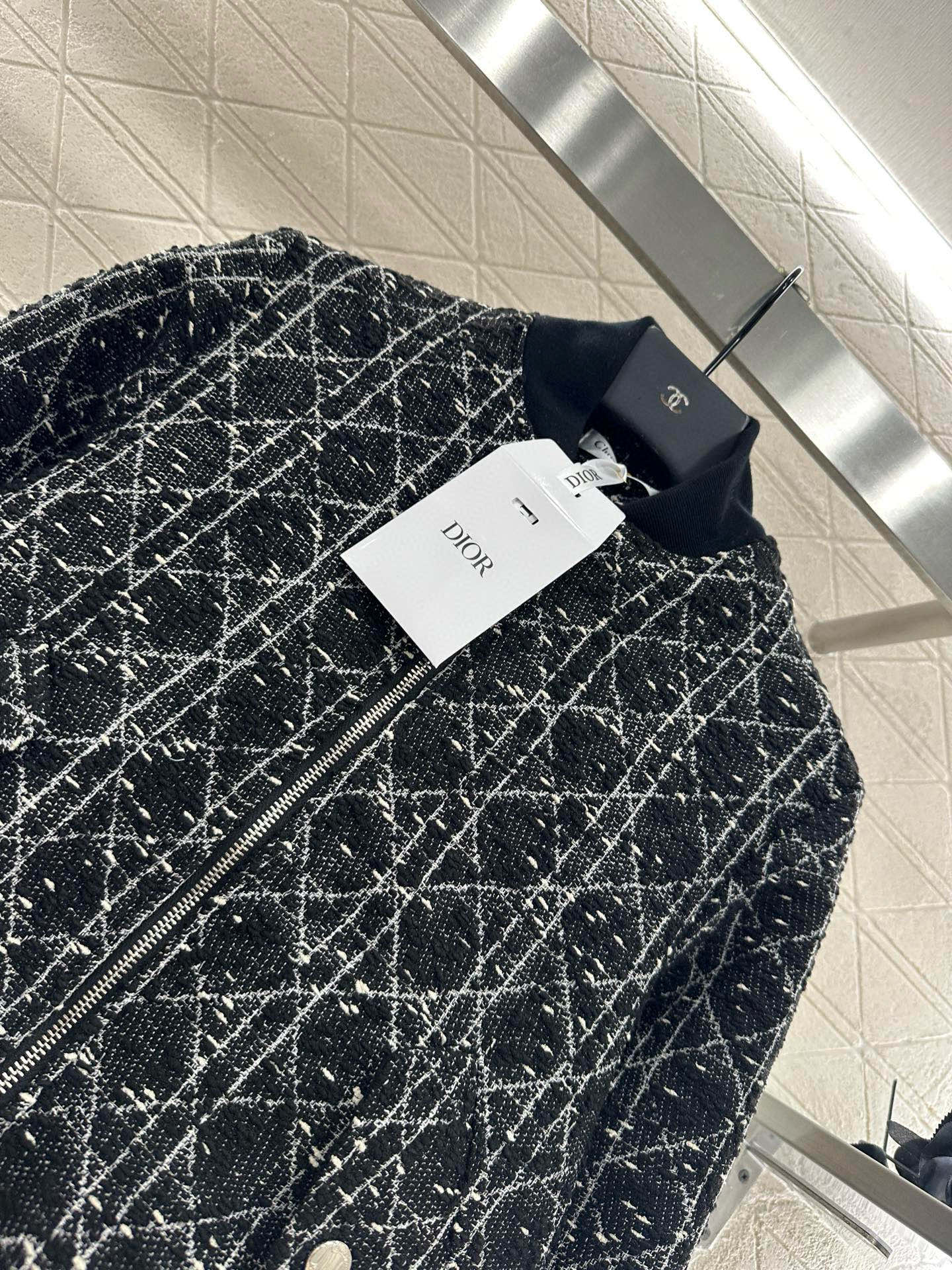 ♥Dio*♥2025新品上架
   藤格纹外套裙裤套装
定制YB棉毛材质 质感高级 品相十足 拉链棒球服