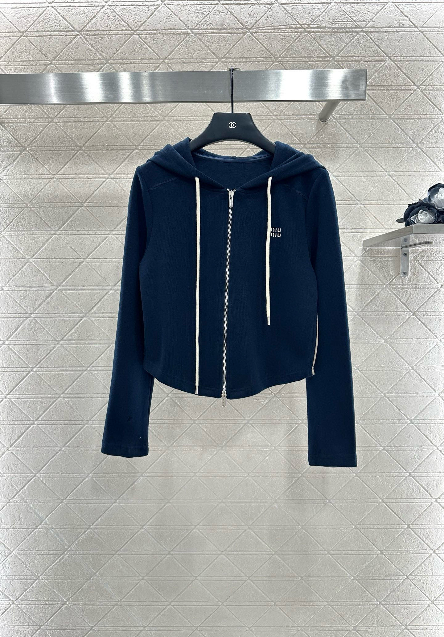 ♥Miumi*♥2025新品上架
     连帽外套长裤套装
定制YB进口棉涤材质 透气舒适 垂顺有型 