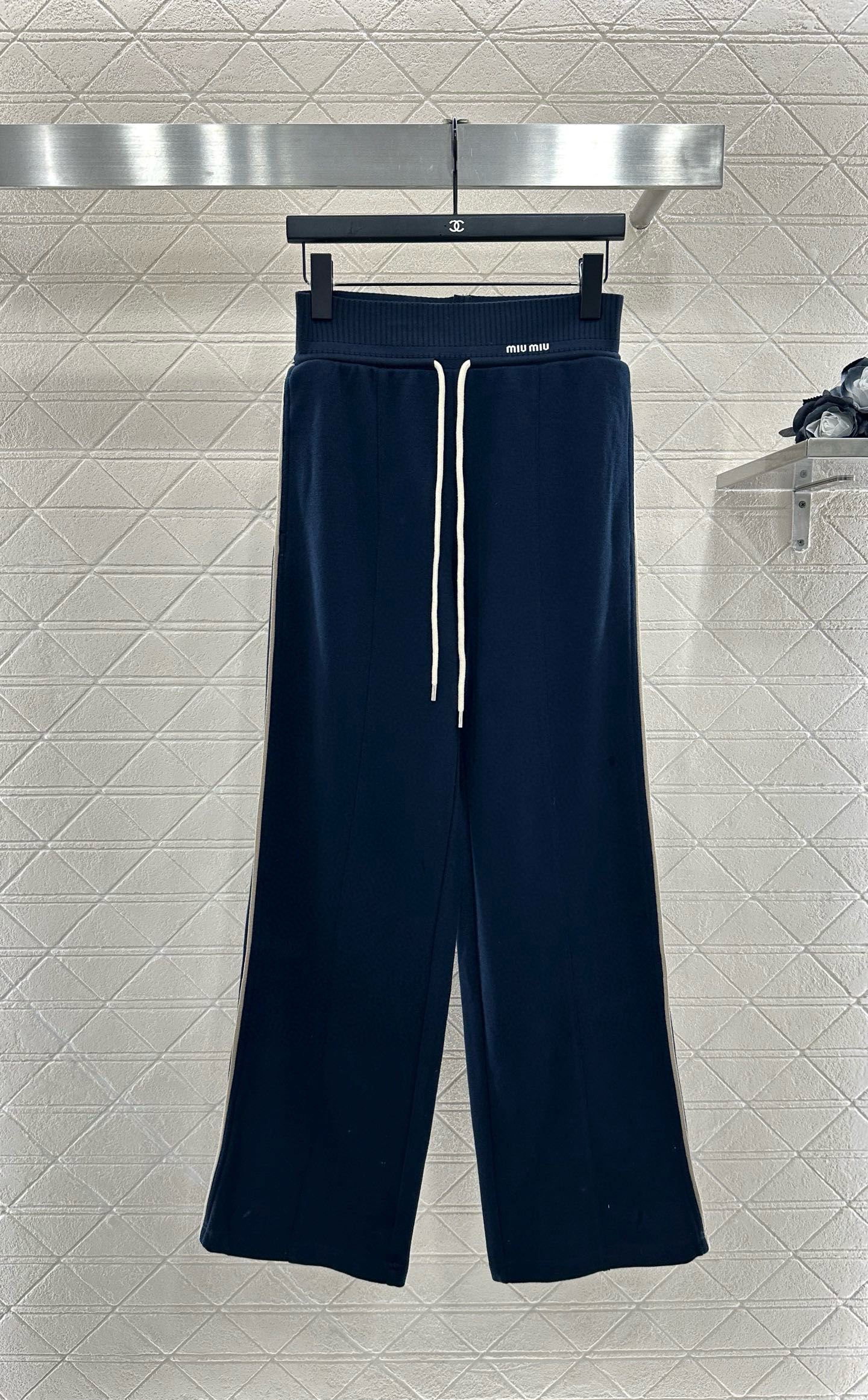 ♥Miumi*♥2025新品上架
     连帽外套长裤套装
定制YB进口棉涤材质 透气舒适 垂顺有型 