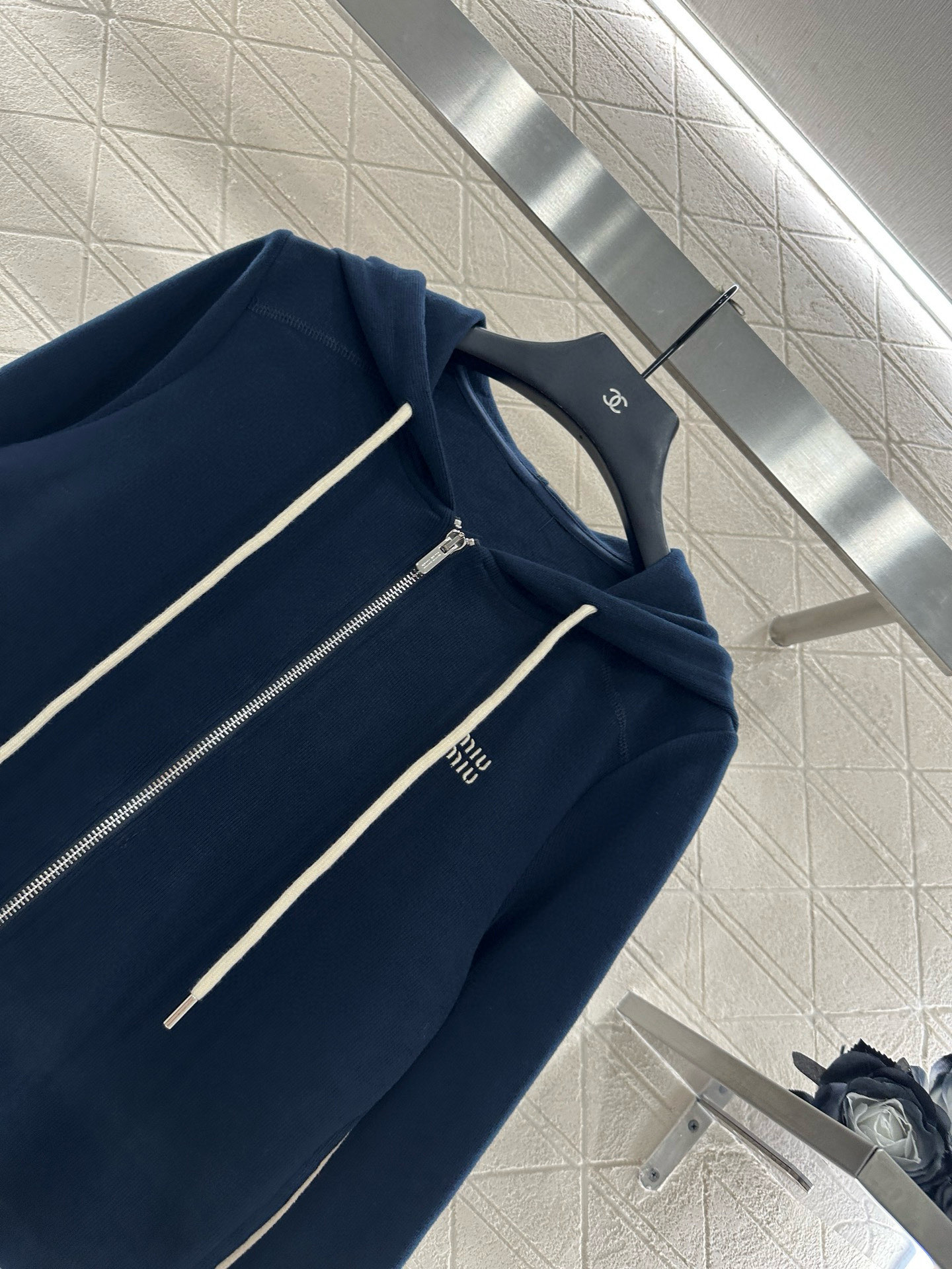 ♥Miumi*♥2025新品上架
     连帽外套长裤套装
定制YB进口棉涤材质 透气舒适 垂顺有型 