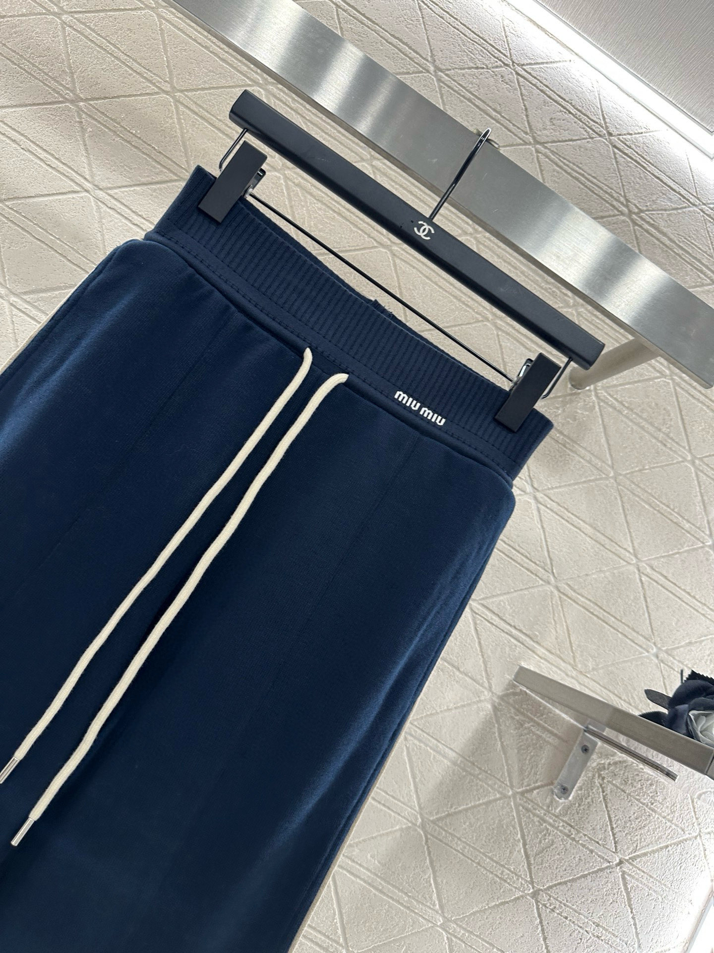 ♥Miumi*♥2025新品上架
     连帽外套长裤套装
定制YB进口棉涤材质 透气舒适 垂顺有型 