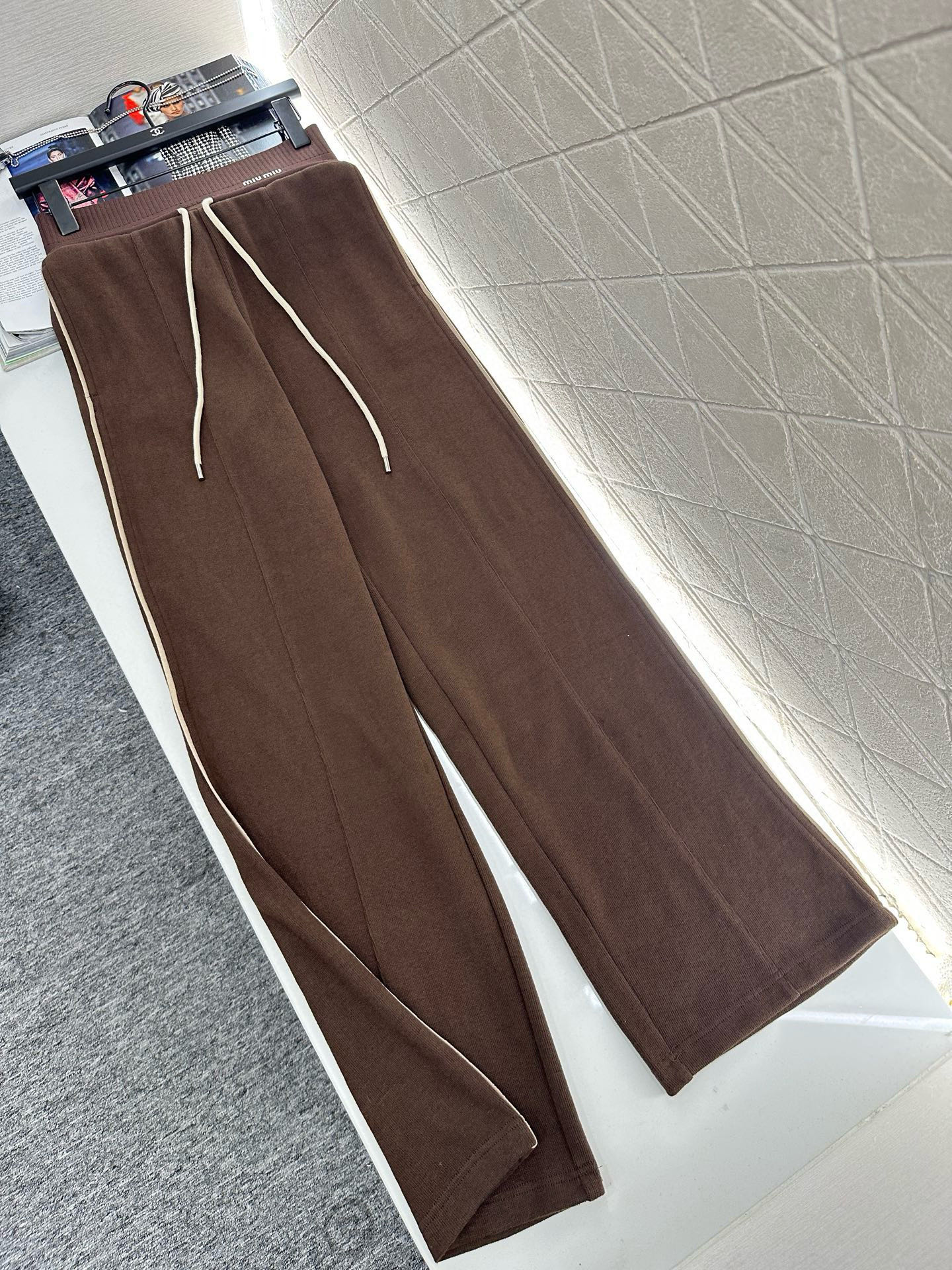 ♥Miumi*♥2025新品上架
     连帽外套长裤套装
定制YB进口棉涤材质 透气舒适 垂顺有型 