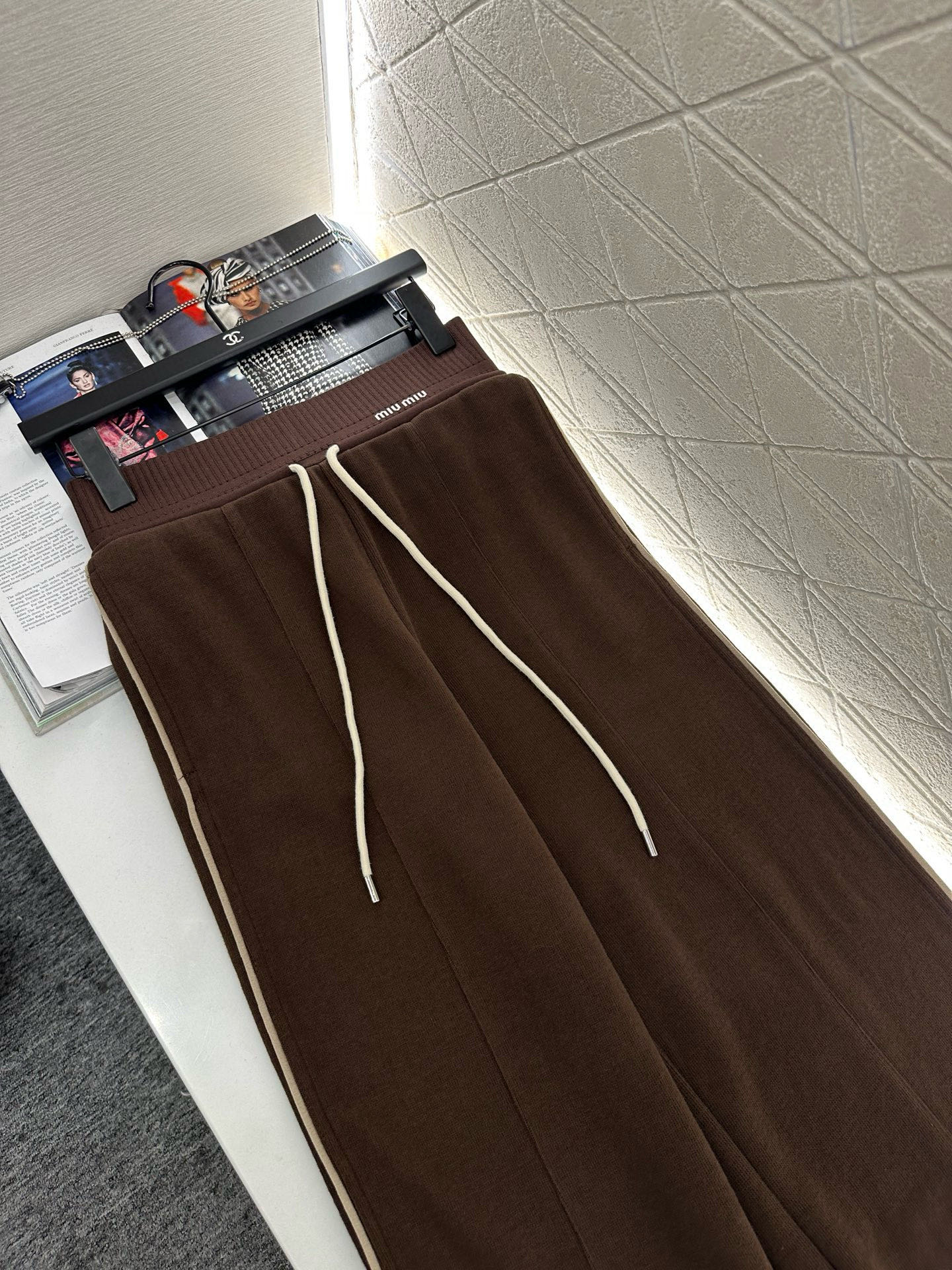 ♥Miumi*♥2025新品上架
     连帽外套长裤套装
定制YB进口棉涤材质 透气舒适 垂顺有型 