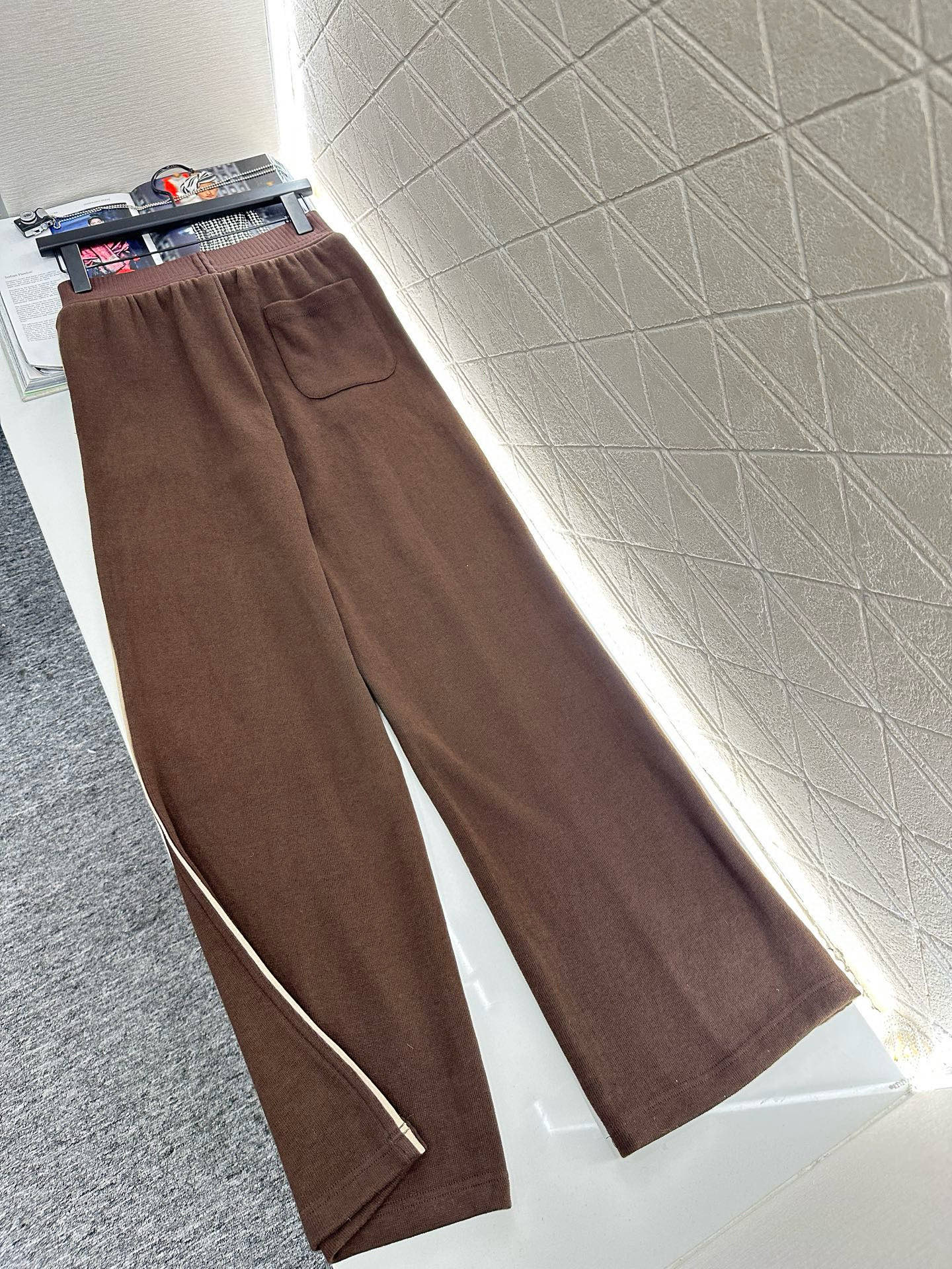 ♥Miumi*♥2025新品上架
     连帽外套长裤套装
定制YB进口棉涤材质 透气舒适 垂顺有型 