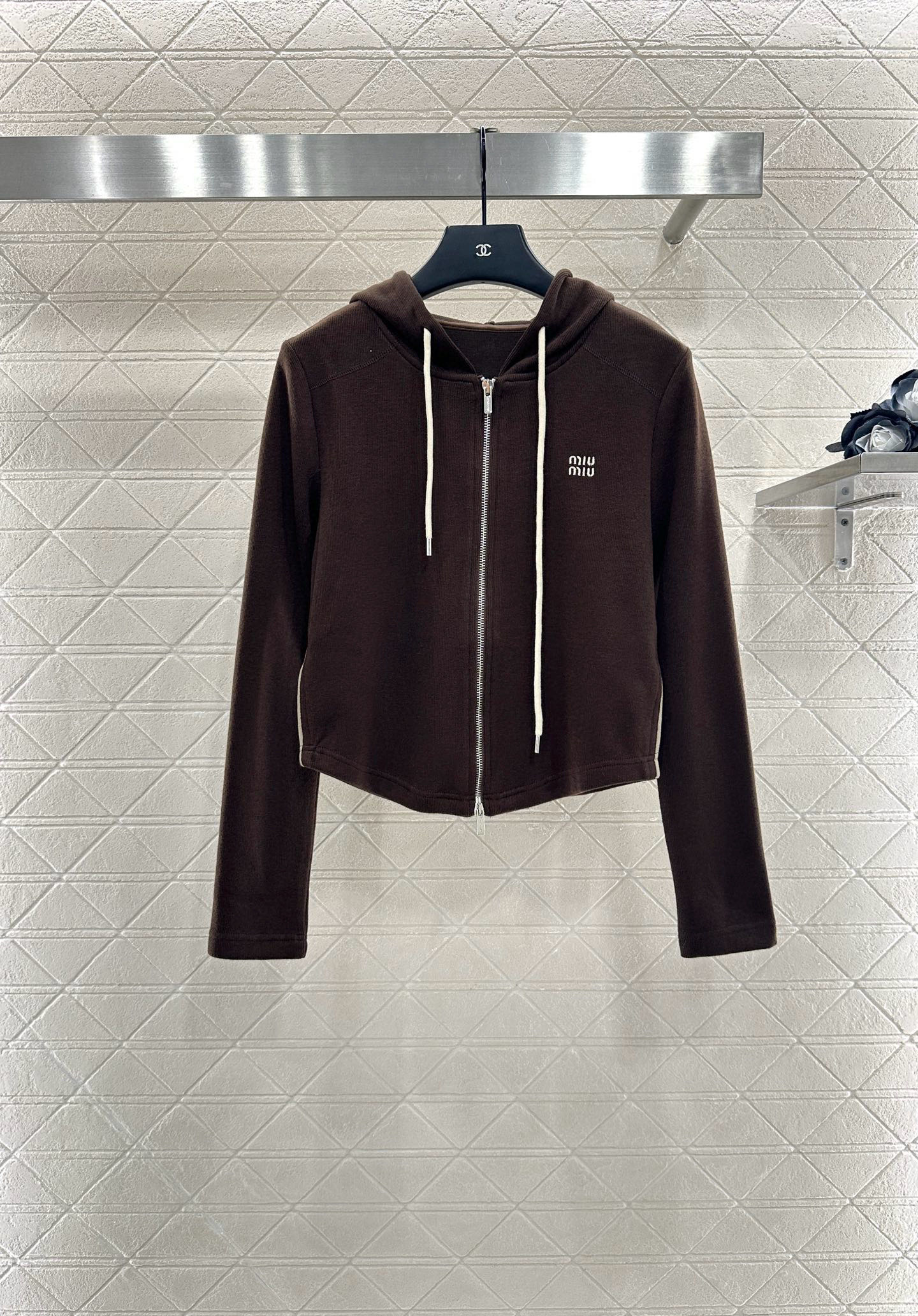 ♥Miumi*♥2025新品上架
     连帽外套长裤套装
定制YB进口棉涤材质 透气舒适 垂顺有型 