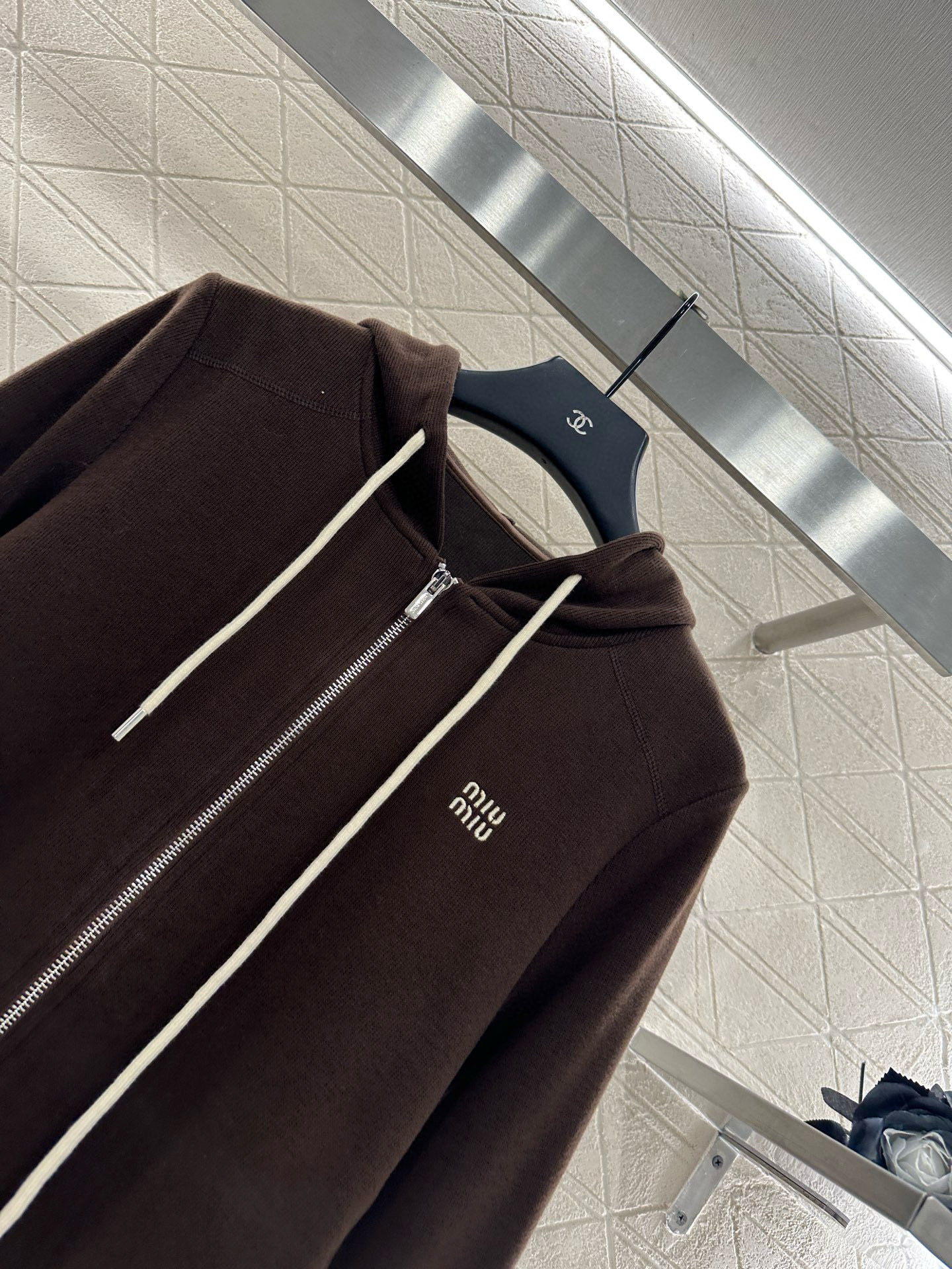 ♥Miumi*♥2025新品上架
     连帽外套长裤套装
定制YB进口棉涤材质 透气舒适 垂顺有型 