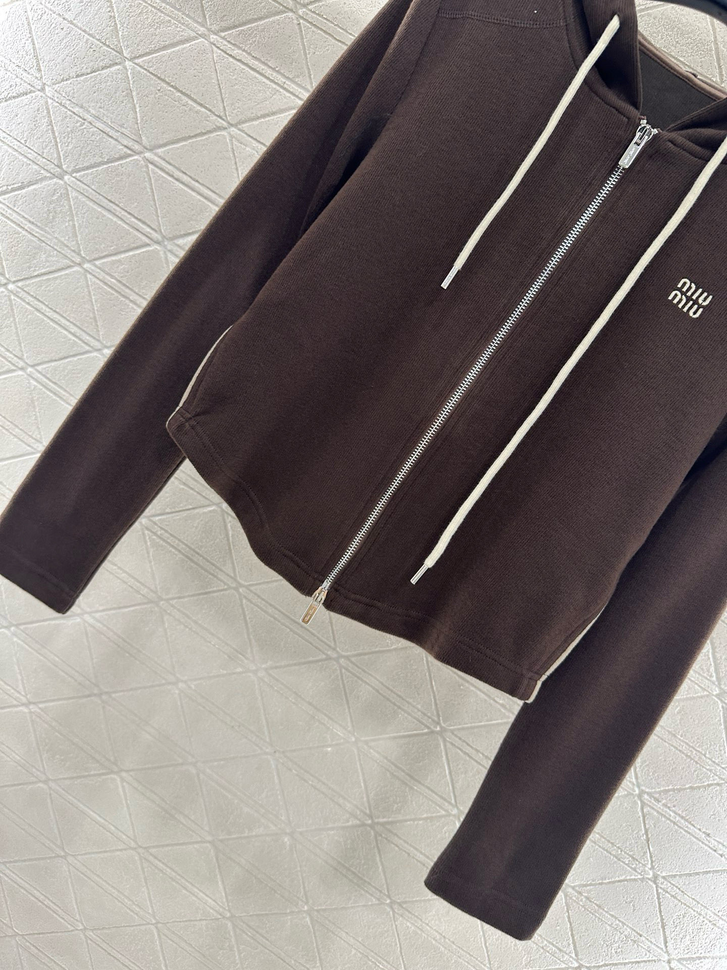 ♥Miumi*♥2025新品上架
     连帽外套长裤套装
定制YB进口棉涤材质 透气舒适 垂顺有型 