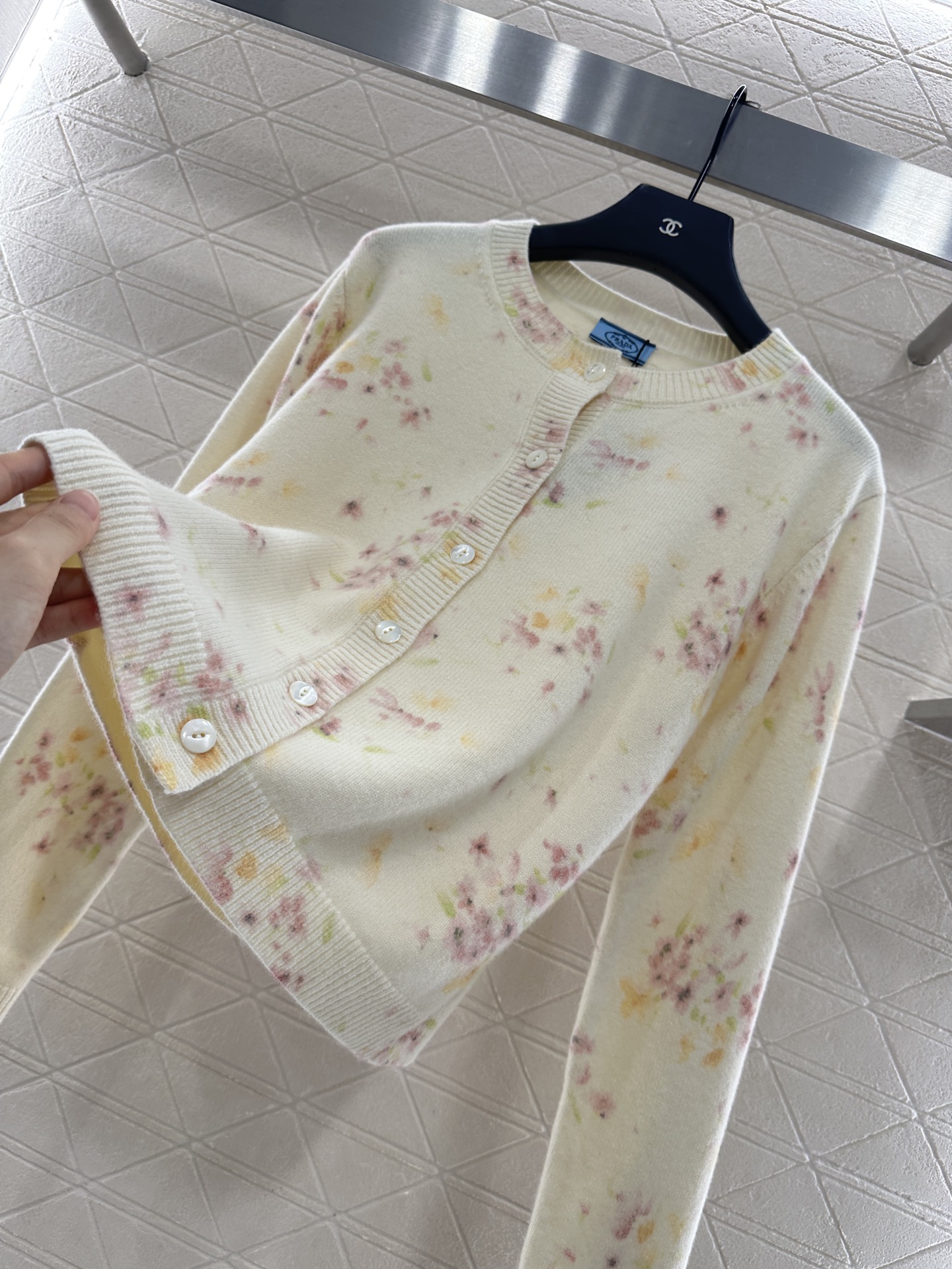 ♥Prad*♥2025新品上架
       碎花针织开衫
定制YB羊毛➕马海毛纱线织造 质感高级 舒适