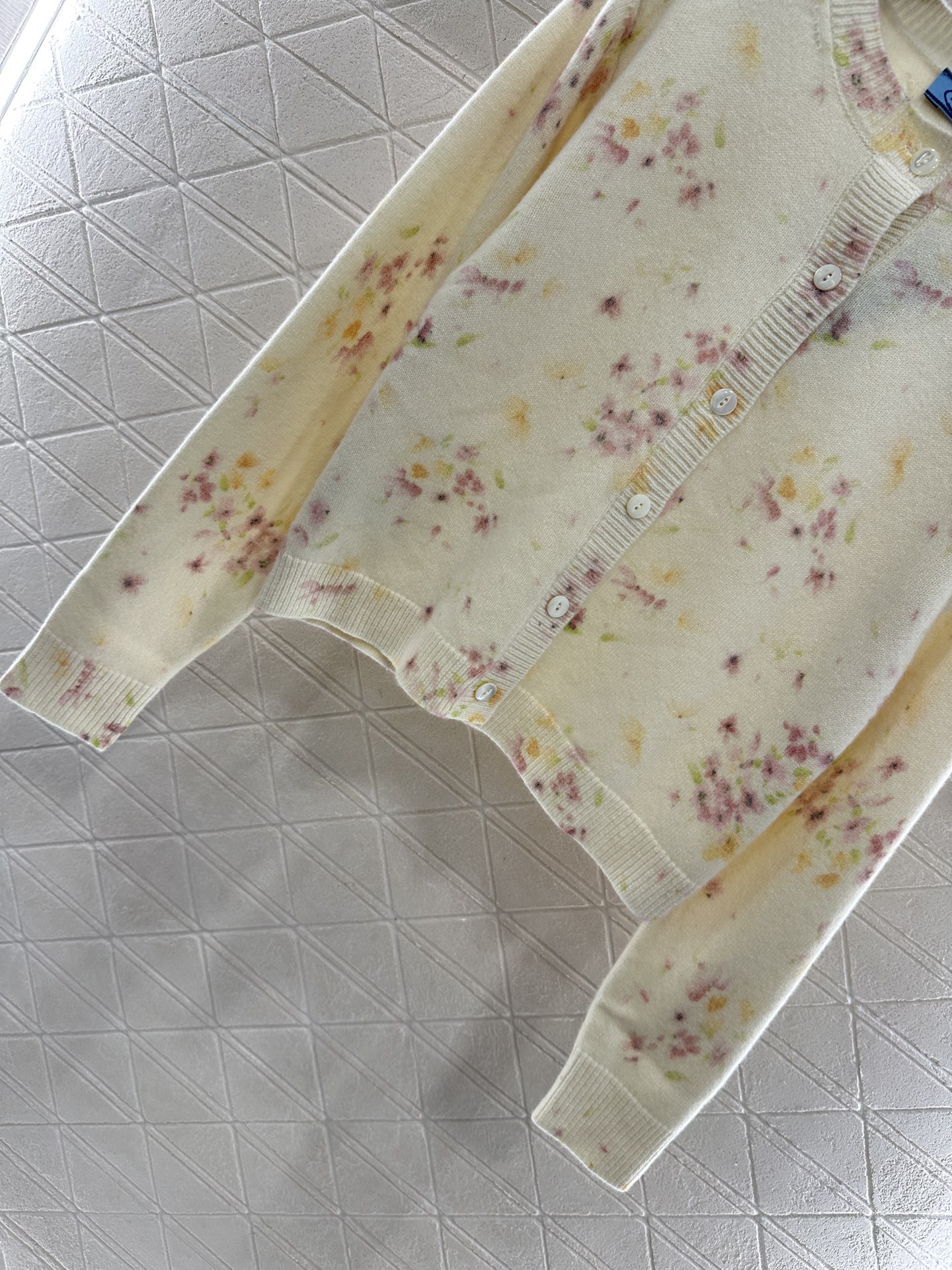 ♥Prad*♥2025新品上架
       碎花针织开衫
定制YB羊毛➕马海毛纱线织造 质感高级 舒适