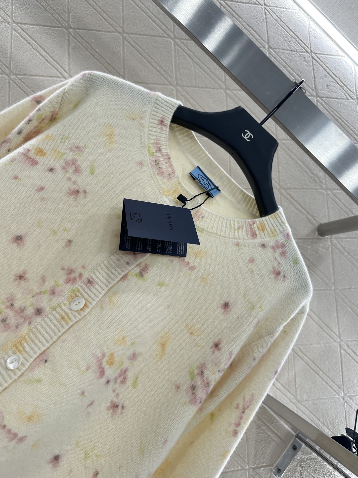 ♥Prad*♥2025新品上架
       碎花针织开衫
定制YB羊毛➕马海毛纱线织造 质感高级 舒适