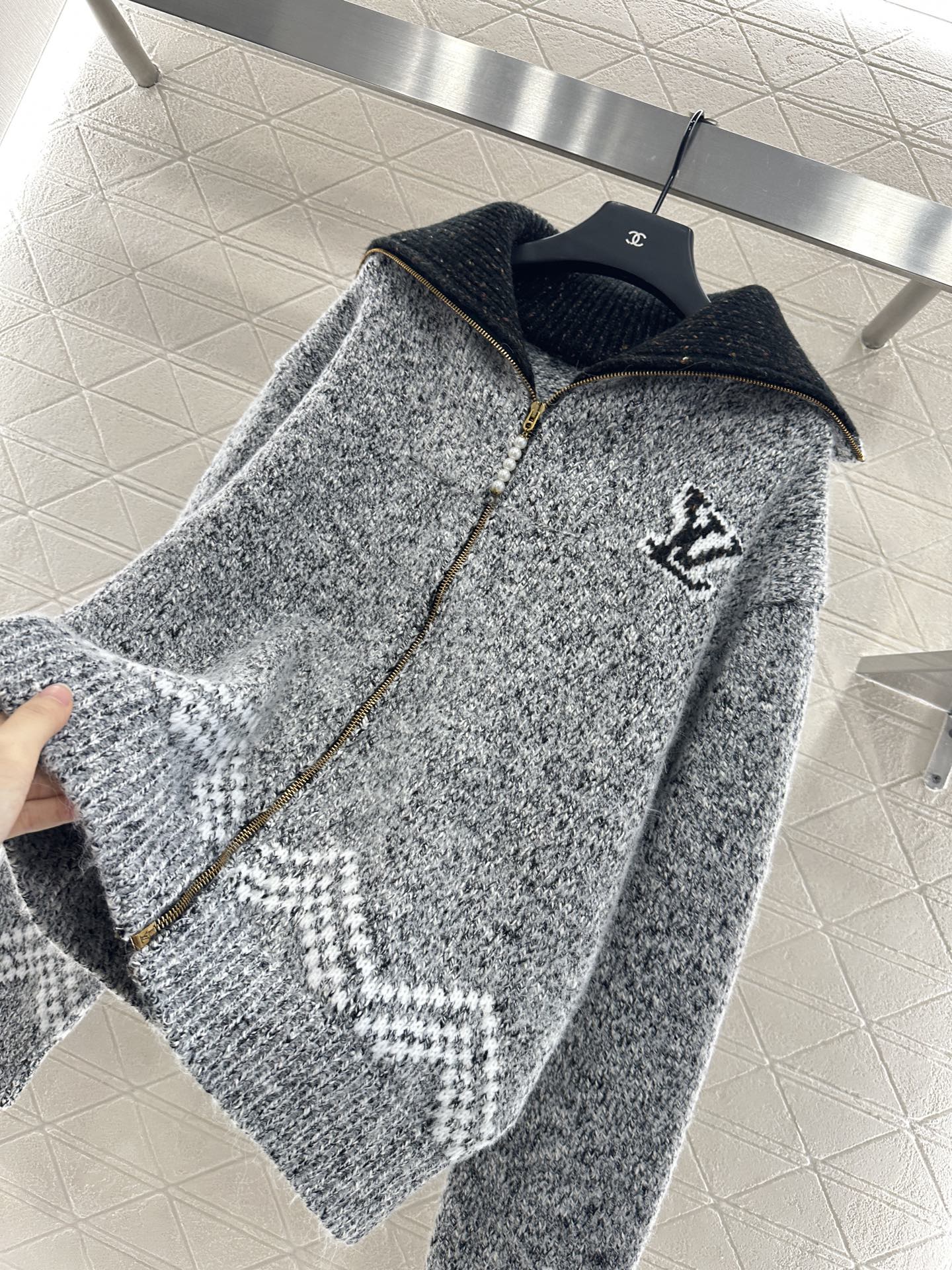 ♥Louis Vuitto*♥2025新品上架
       大翻领拉链毛衣外套
定制YB棉毛纱线织造 