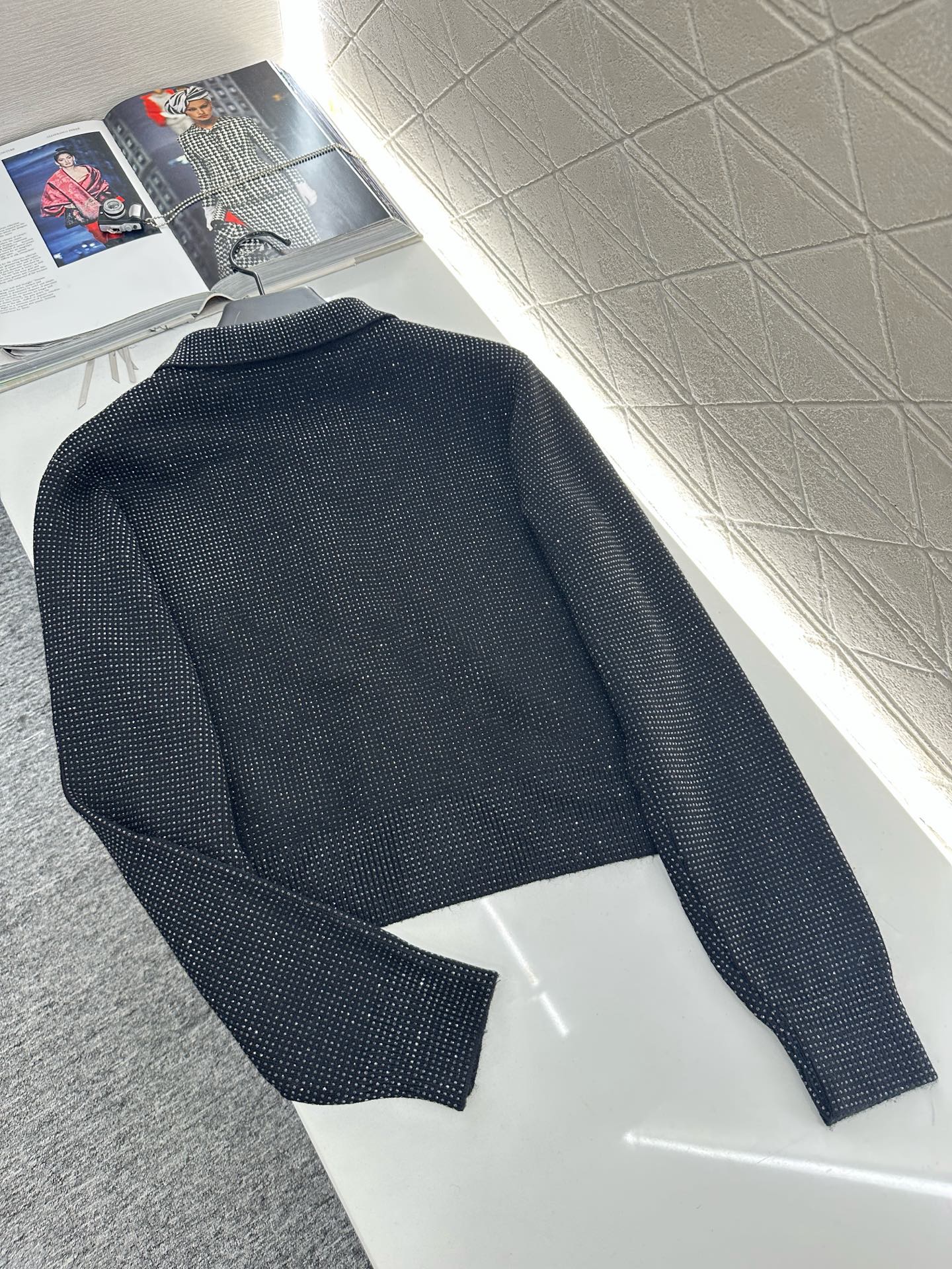 ♥Alexander wan*♥2025新品上架
       烫钻翻领针织开衫
定制YB羊毛纱线织造 