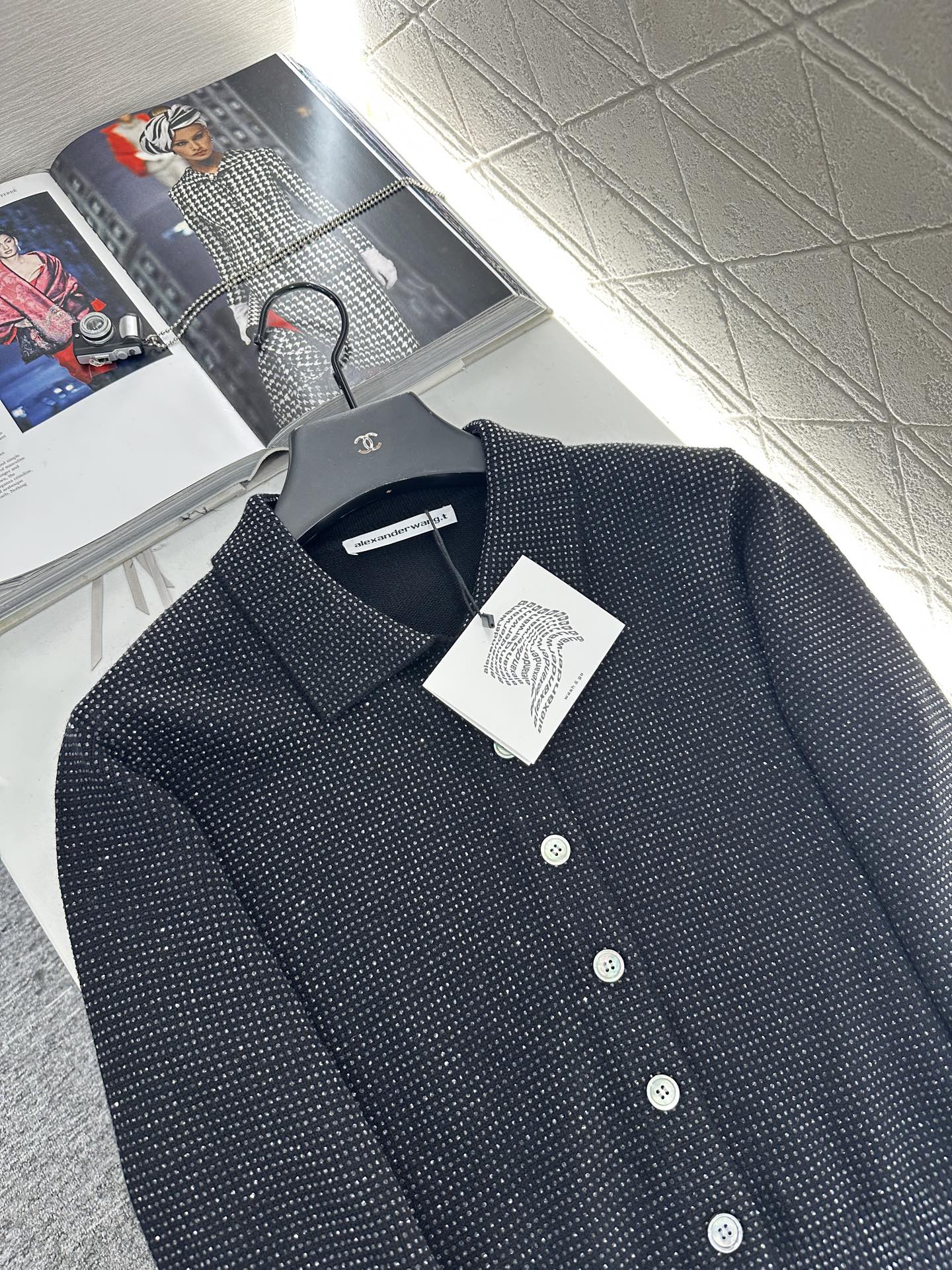 ♥Alexander wan*♥2025新品上架
       烫钻翻领针织开衫
定制YB羊毛纱线织造 