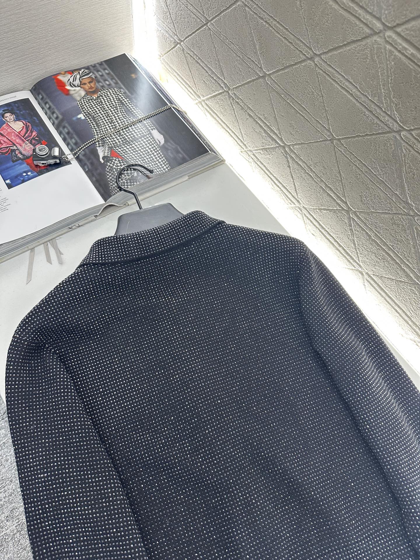 ♥Alexander wan*♥2025新品上架
       烫钻翻领针织开衫
定制YB羊毛纱线织造 