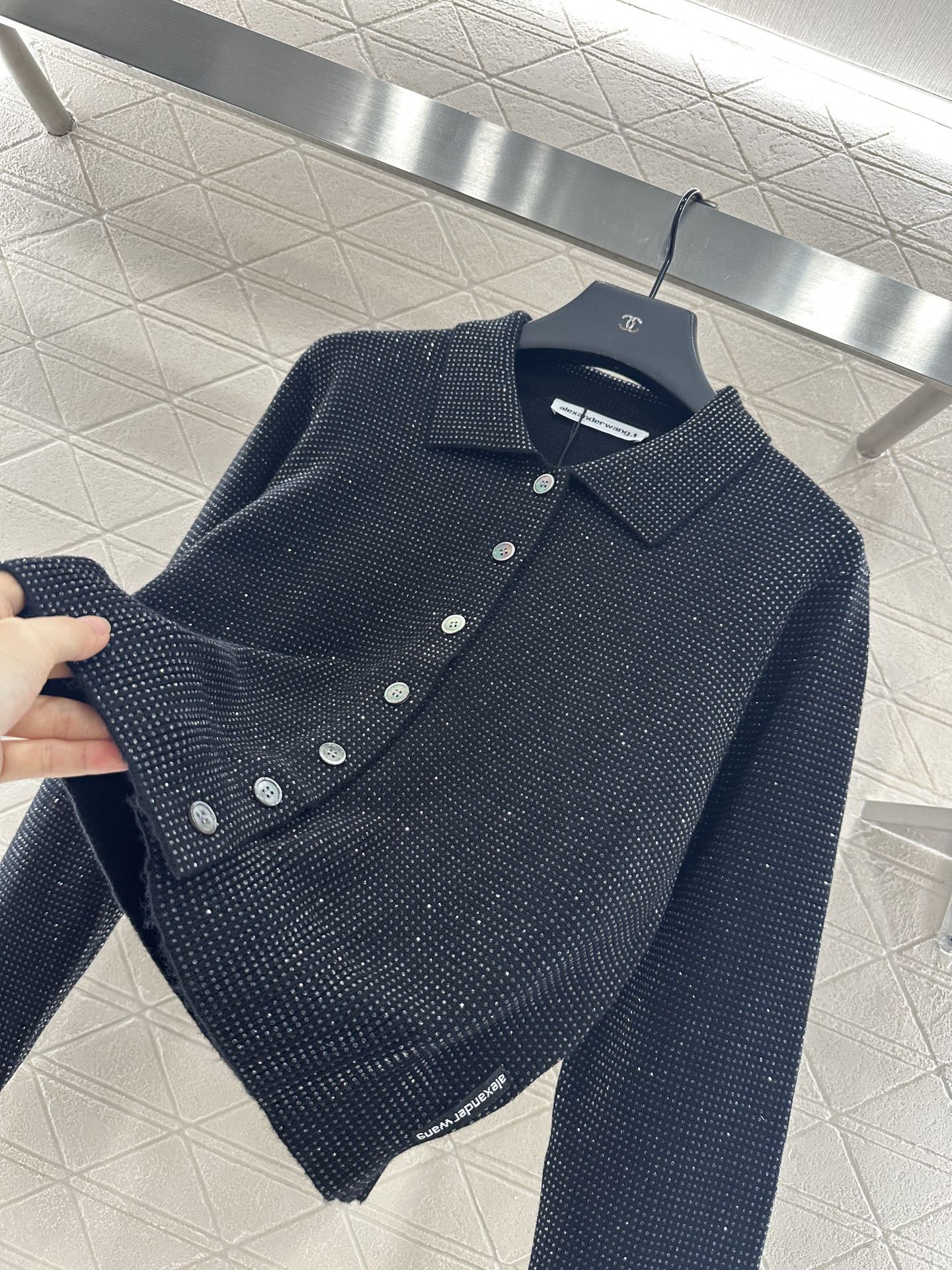 ♥Alexander wan*♥2025新品上架
       烫钻翻领针织开衫
定制YB羊毛纱线织造 