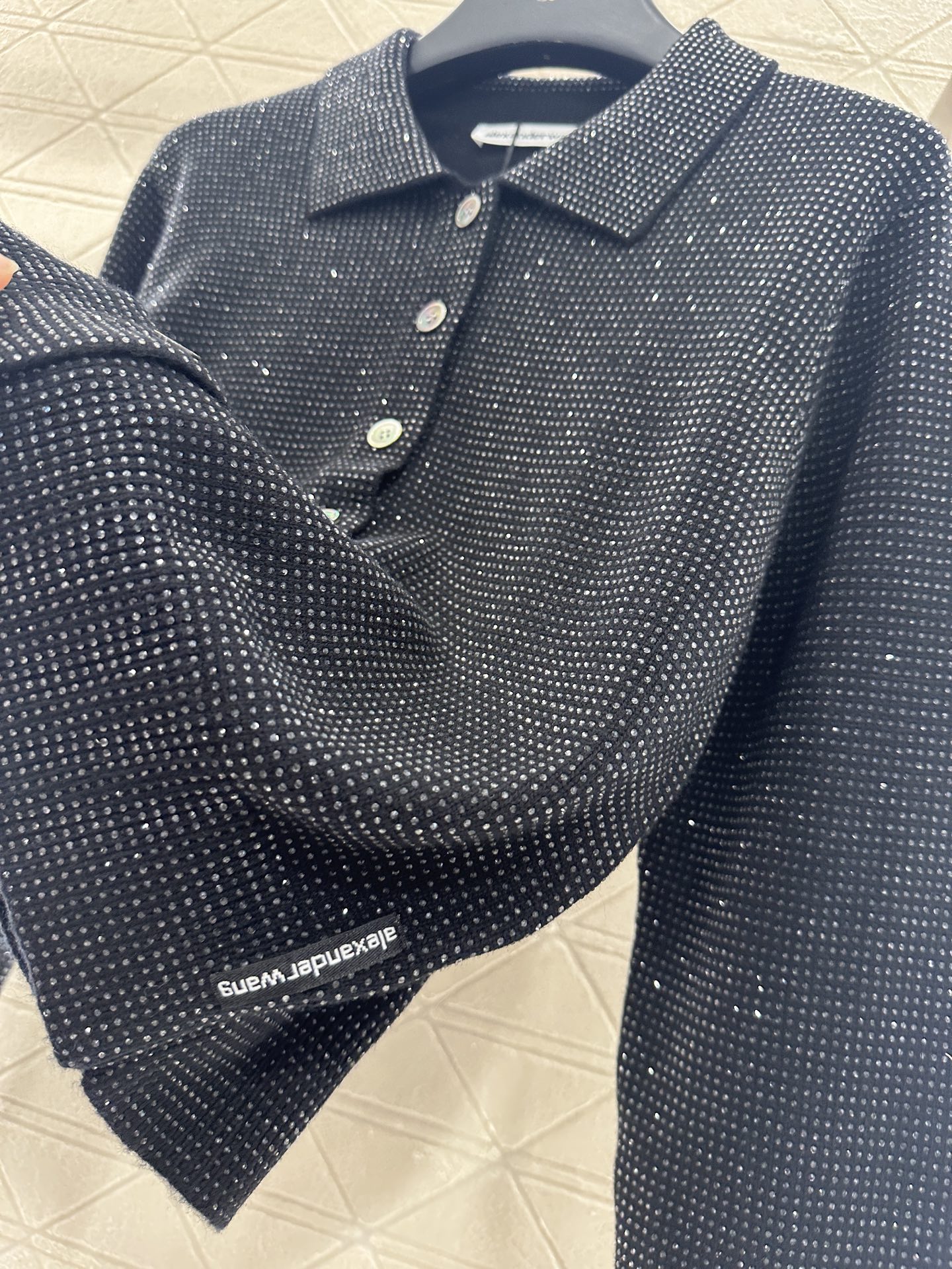 ♥Alexander wan*♥2025新品上架
       烫钻翻领针织开衫
定制YB羊毛纱线织造 