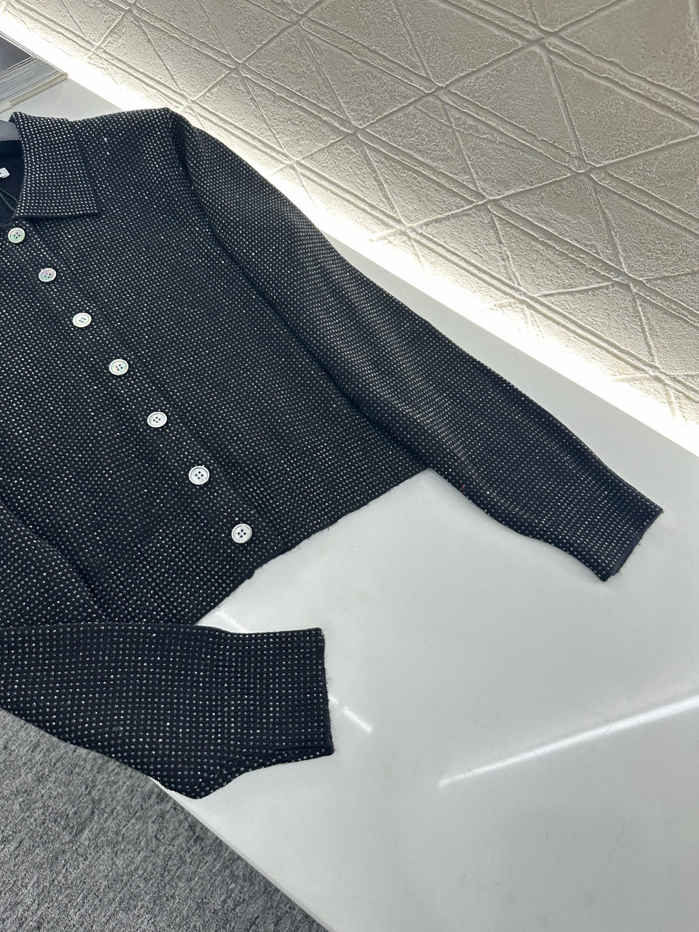 ♥Alexander wan*♥2025新品上架
       烫钻翻领针织开衫
定制YB羊毛纱线织造 