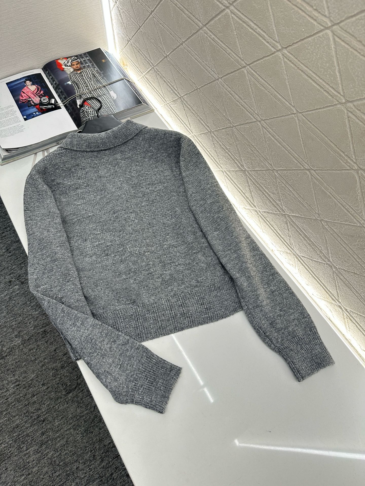 ♥Alexander wan*♥2025新品上架
       烫钻翻领针织开衫
定制YB羊毛纱线织造 