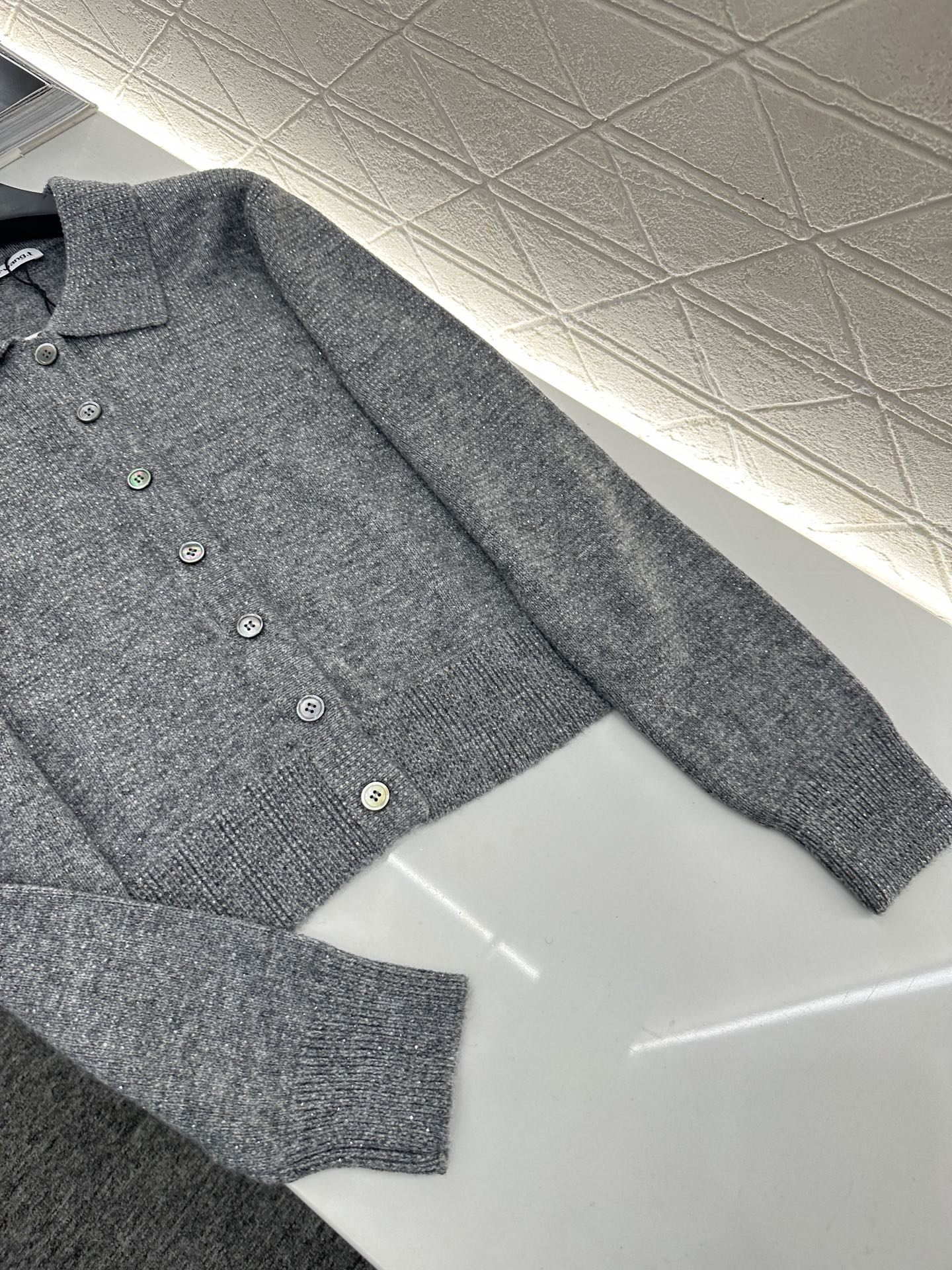 ♥Alexander wan*♥2025新品上架
       烫钻翻领针织开衫
定制YB羊毛纱线织造 