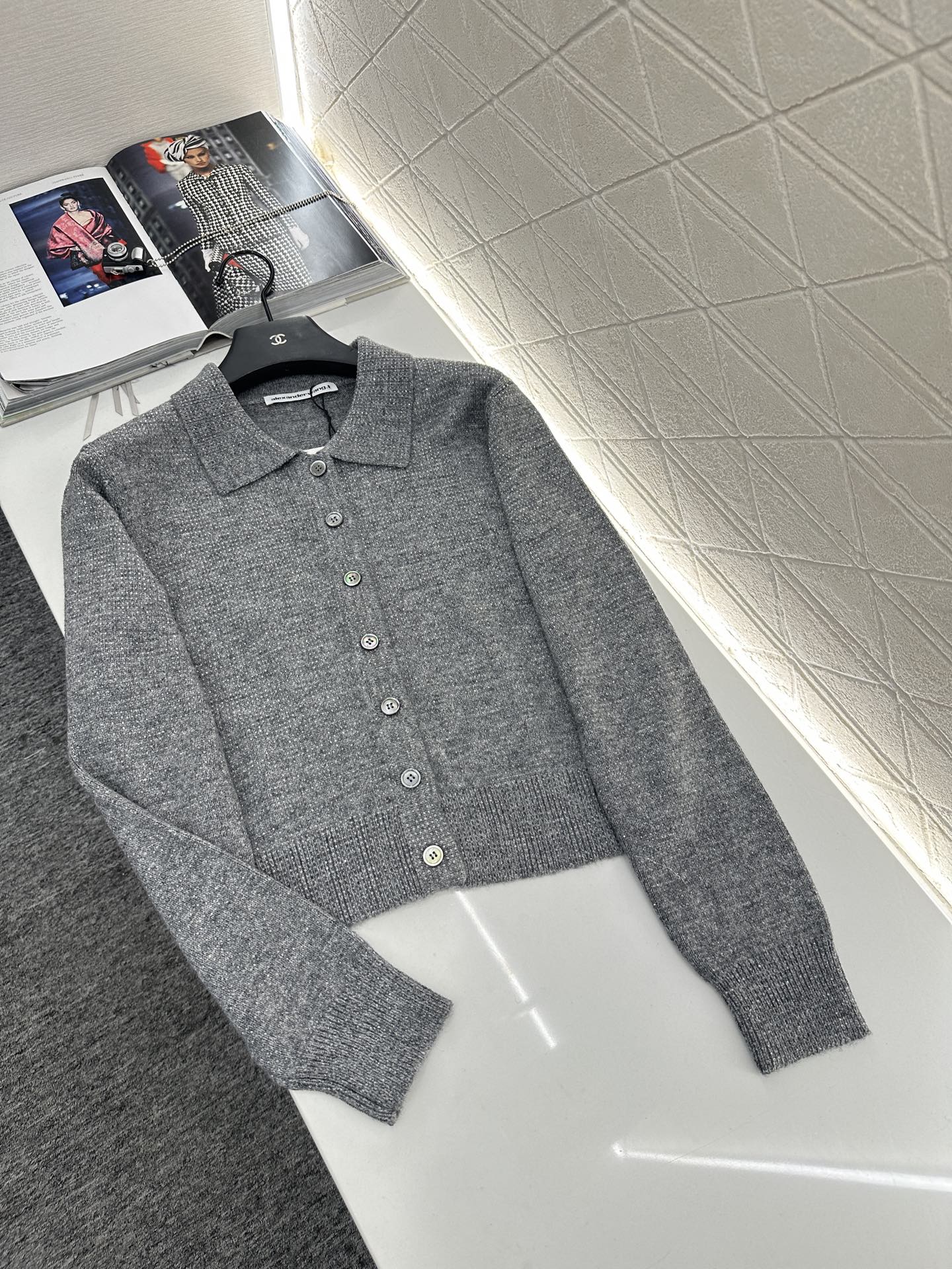 ♥Alexander wan*♥2025新品上架
       烫钻翻领针织开衫
定制YB羊毛纱线织造 