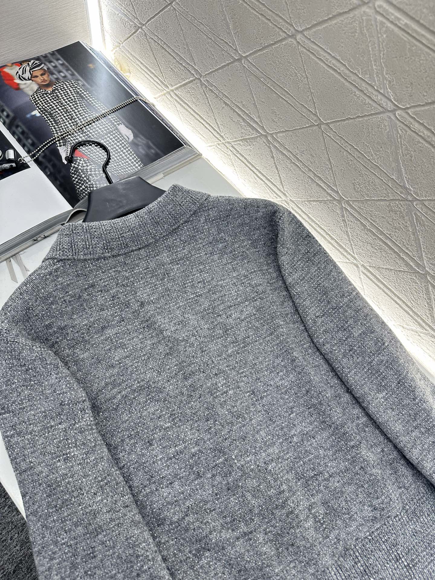 ♥Alexander wan*♥2025新品上架
       烫钻翻领针织开衫
定制YB羊毛纱线织造 