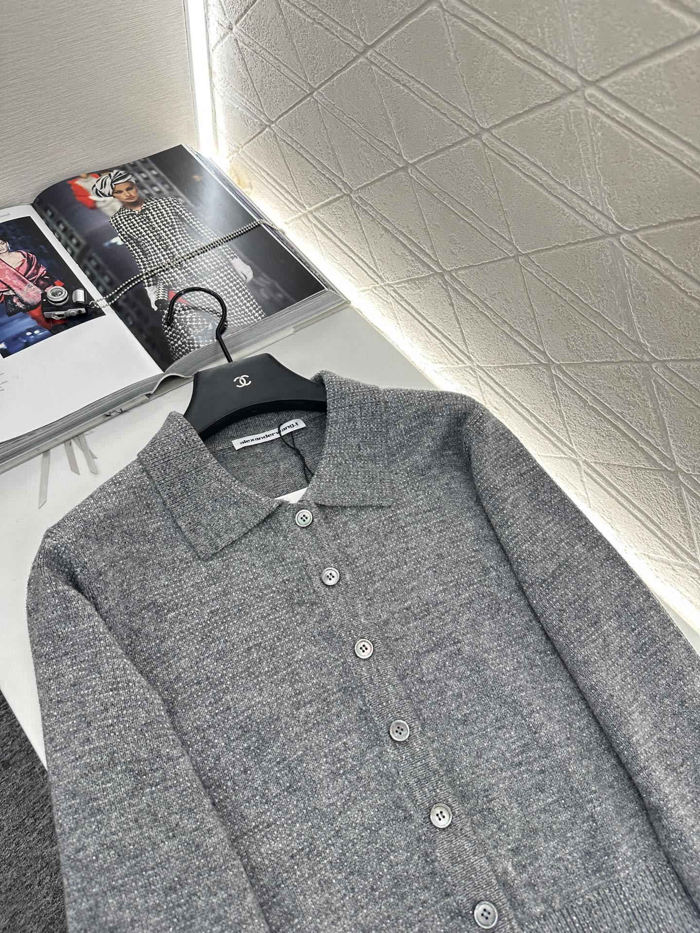 ♥Alexander wan*♥2025新品上架
       烫钻翻领针织开衫
定制YB羊毛纱线织造 