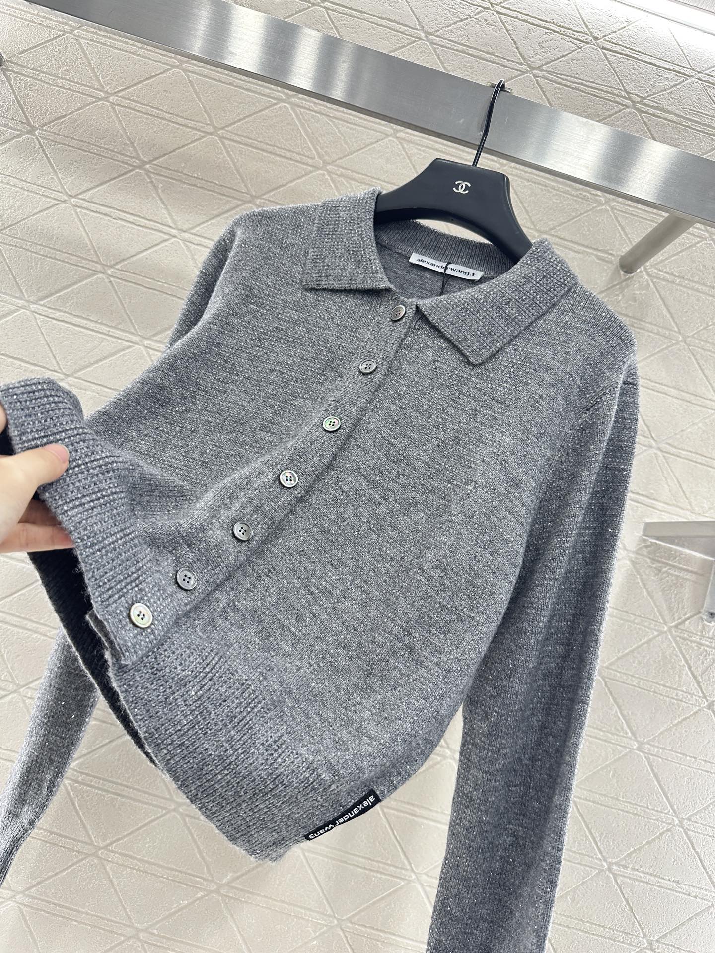 ♥Alexander wan*♥2025新品上架
       烫钻翻领针织开衫
定制YB羊毛纱线织造 