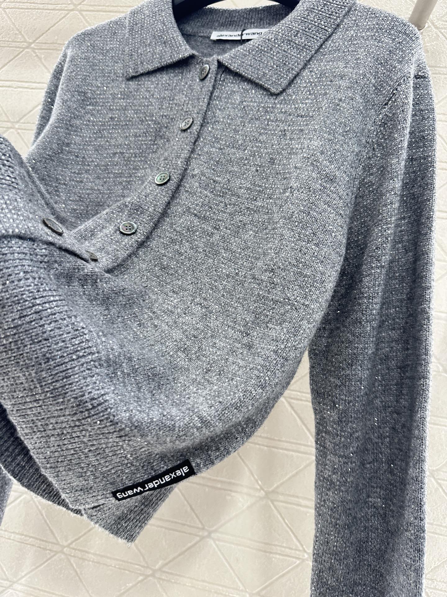 ♥Alexander wan*♥2025新品上架
       烫钻翻领针织开衫
定制YB羊毛纱线织造 