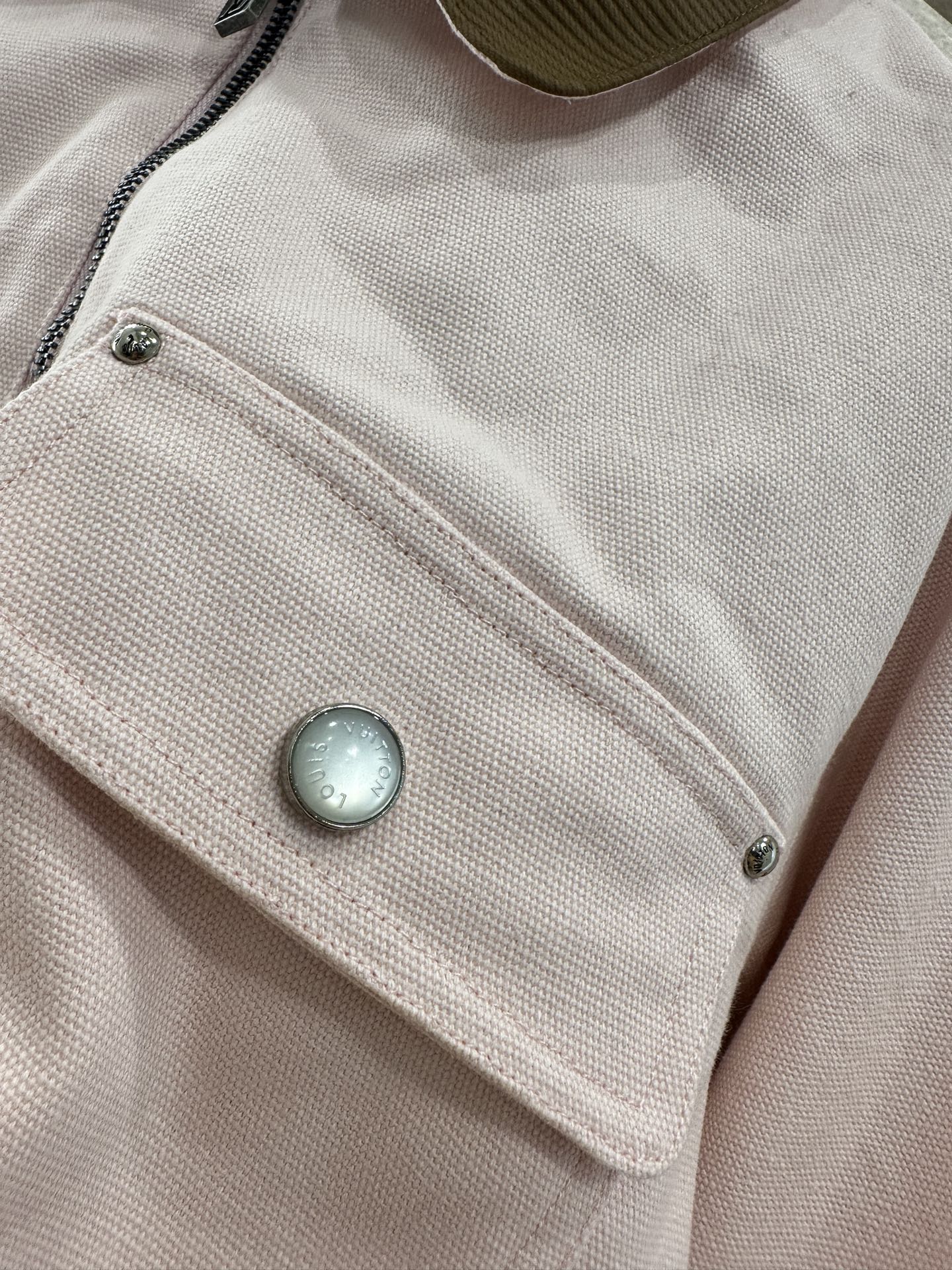 ♥Louis vuitto*♥2025新品上架
    撞色棉服牛仔夹克外套
定制YB斜纹棉牛仔材质 多