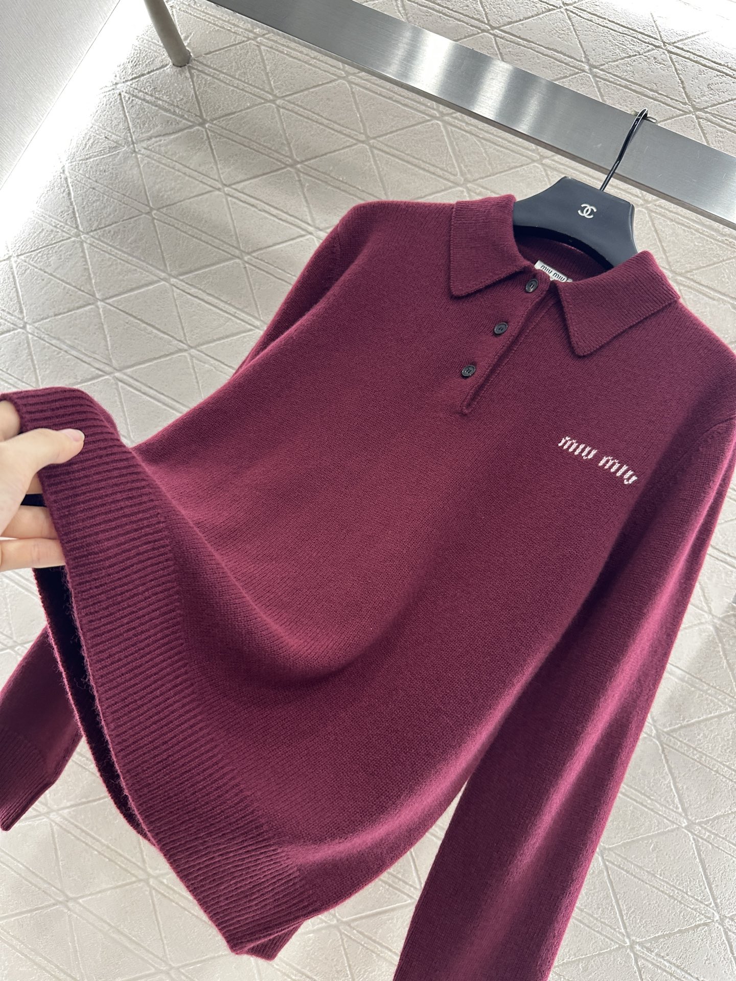 ♥Miumi*♥2025新品上架
       翻领针织上衣
定制YB羊绒纱线织造 质感高级 舒适柔软 