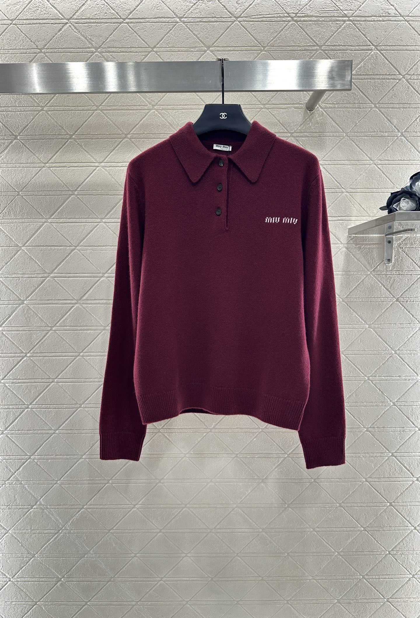 ♥Miumi*♥2025新品上架
       翻领针织上衣
定制YB羊绒纱线织造 质感高级 舒适柔软 