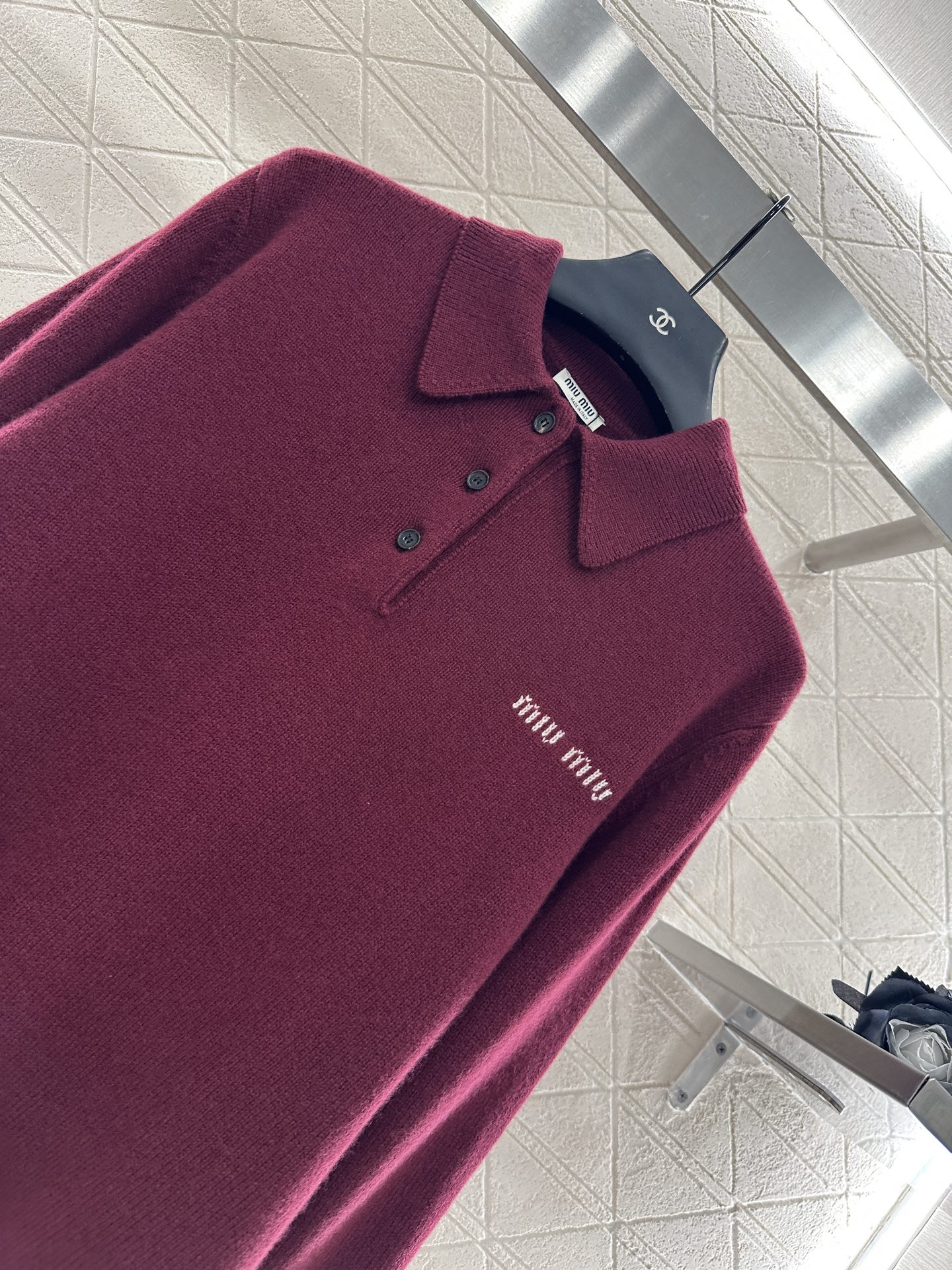 ♥Miumi*♥2025新品上架
       翻领针织上衣
定制YB羊绒纱线织造 质感高级 舒适柔软 